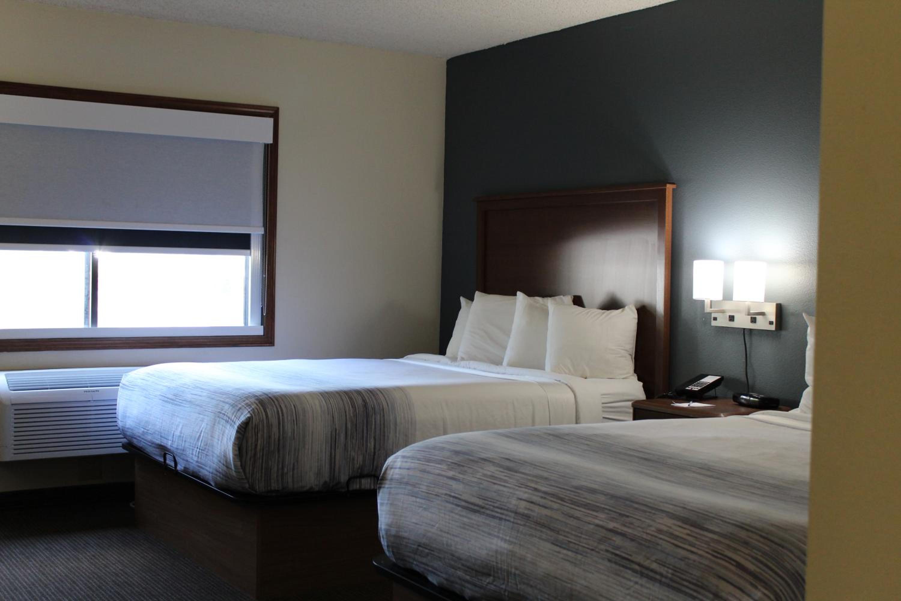 Executive Queen Room with Two Queen Beds - Non-Smoking - Photo 7