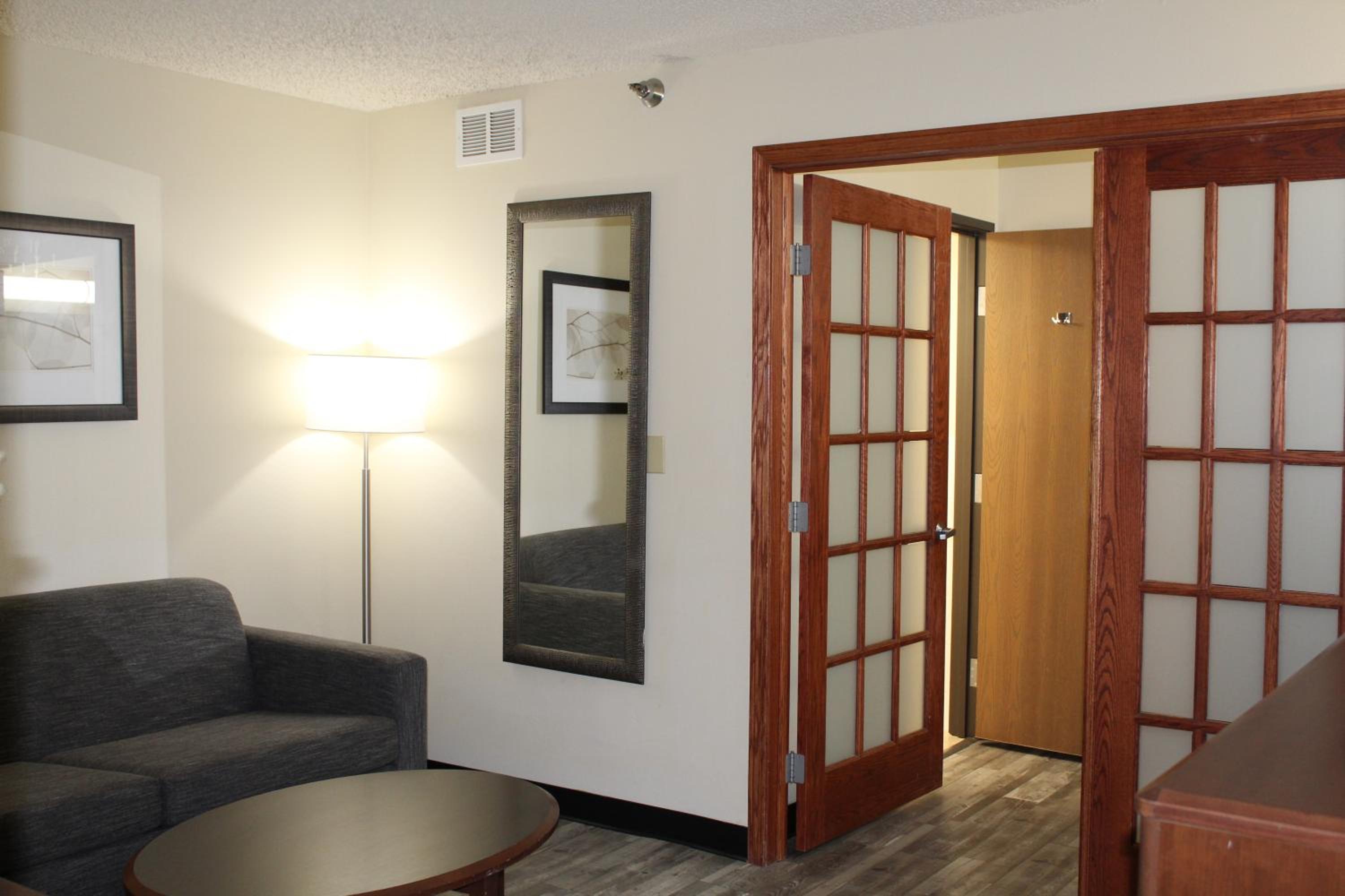 Deluxe King Suite - Non-Smoking - Photo 9