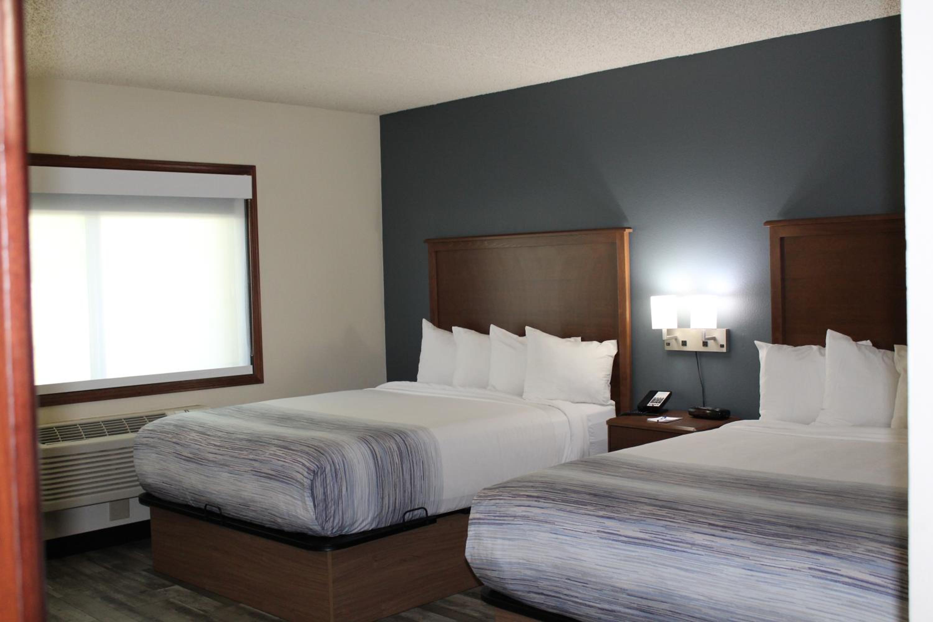 Executive Queen Room with Two Queen Beds - Non-Smoking - Photo 10
