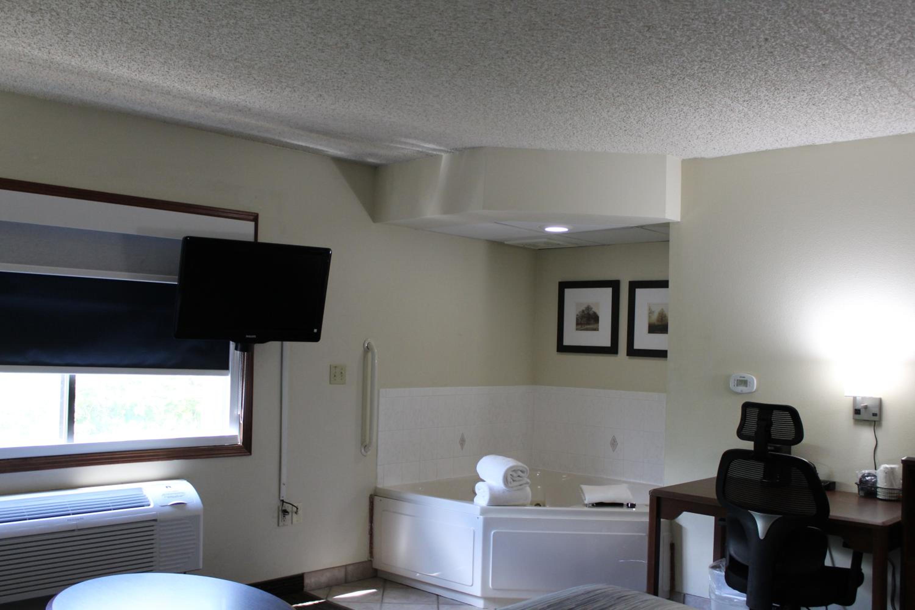 King Suite - Non-Smoking - Photo 10