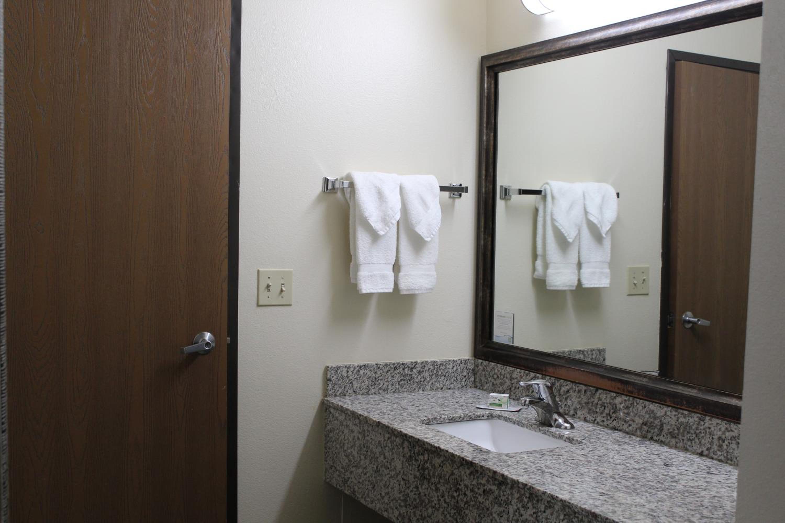 Executive Queen Room with Two Queen Beds - Non-Smoking - Photo 6