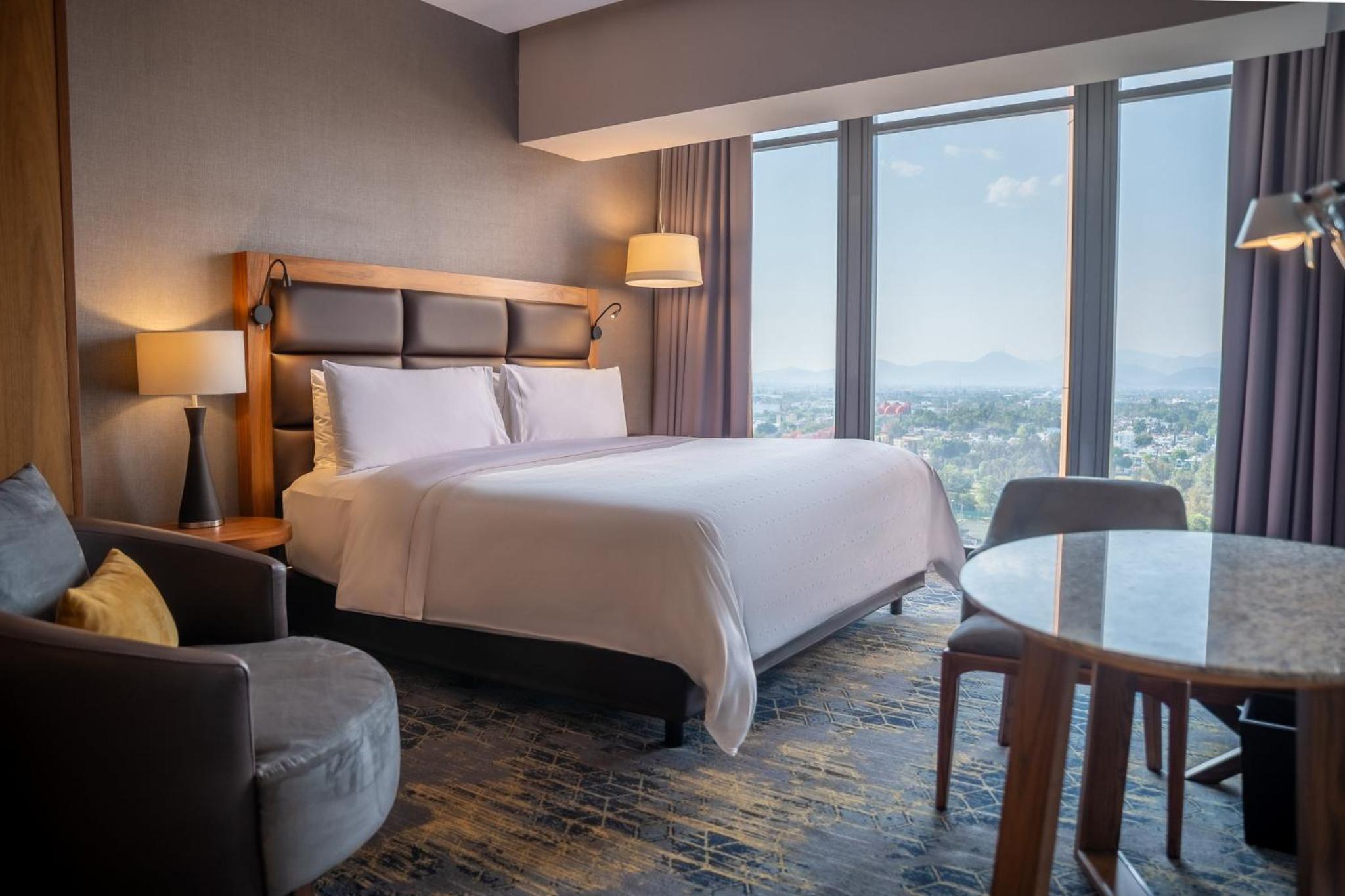 Deluxe Room 1 King - Photo 9