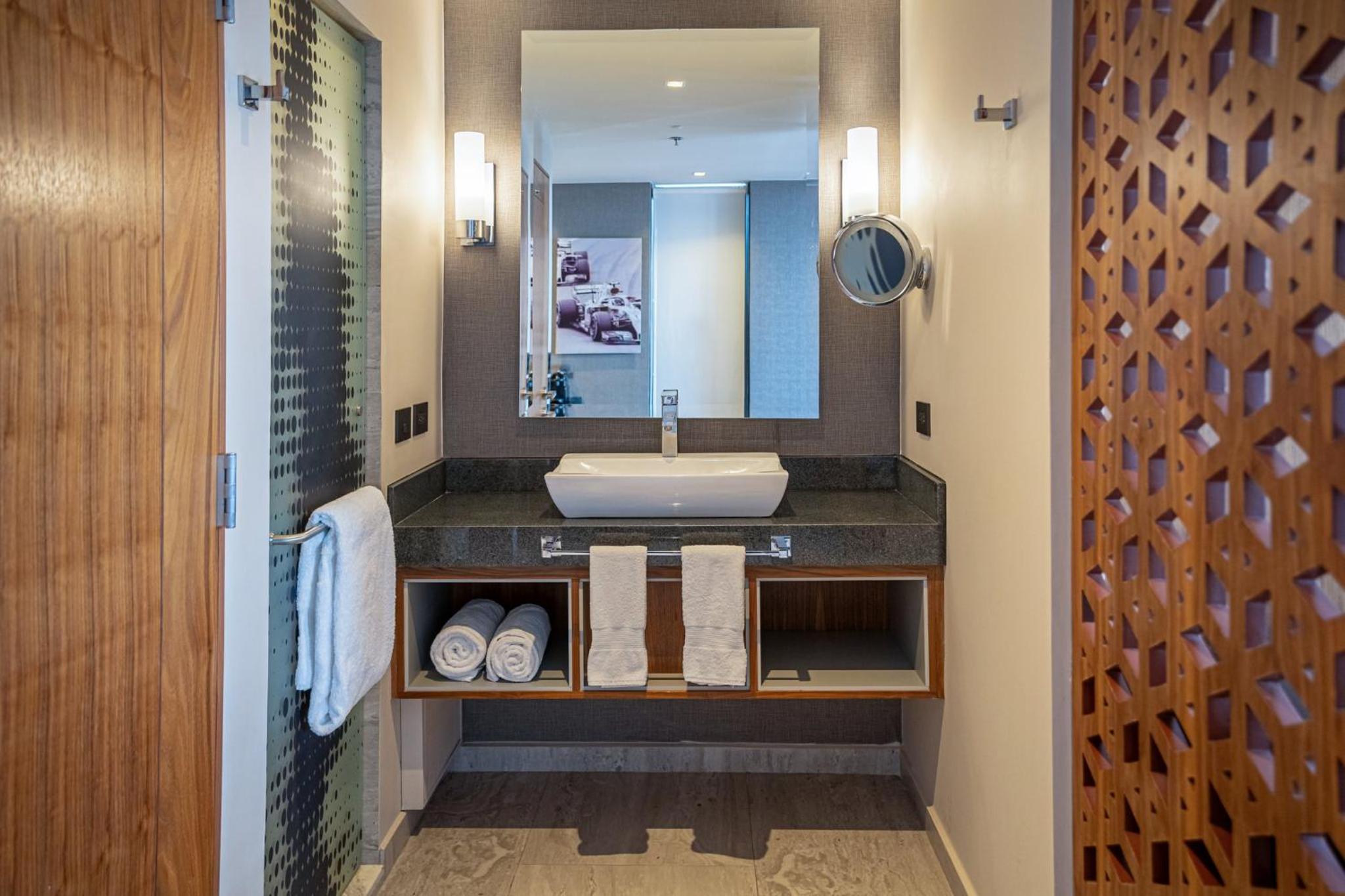 Deluxe Room 1 King - Photo 10
