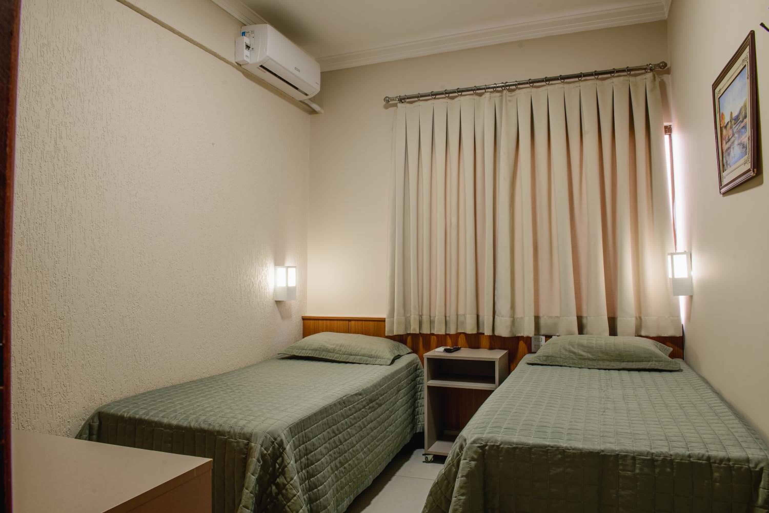 Deluxe Twin Room with Private Bathroom photo 2