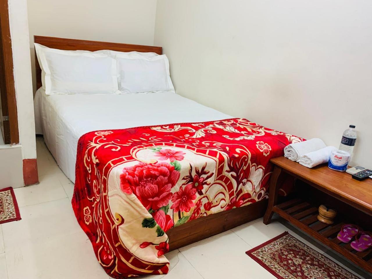 Queen Room photo 2