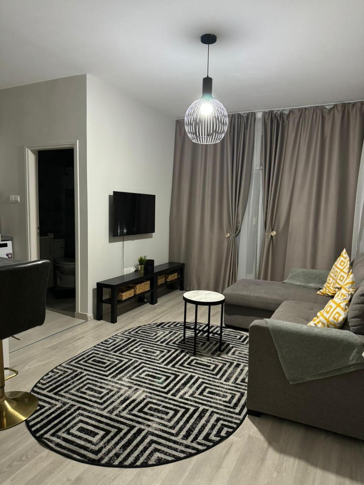 One-Bedroom Apartment - Photo 1