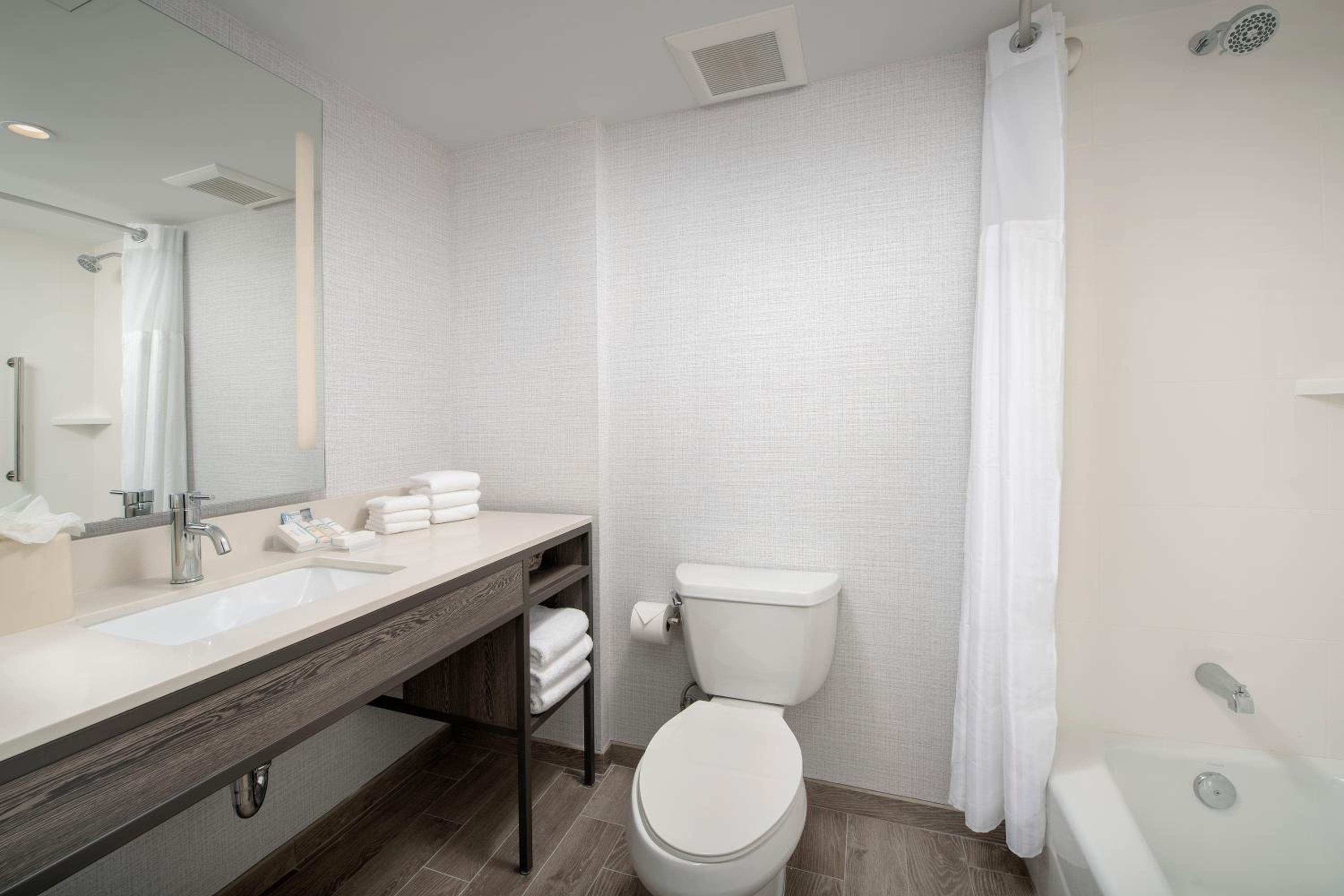 Queen Room with Two Queen Beds - Mobility and Hearing Access photo 2