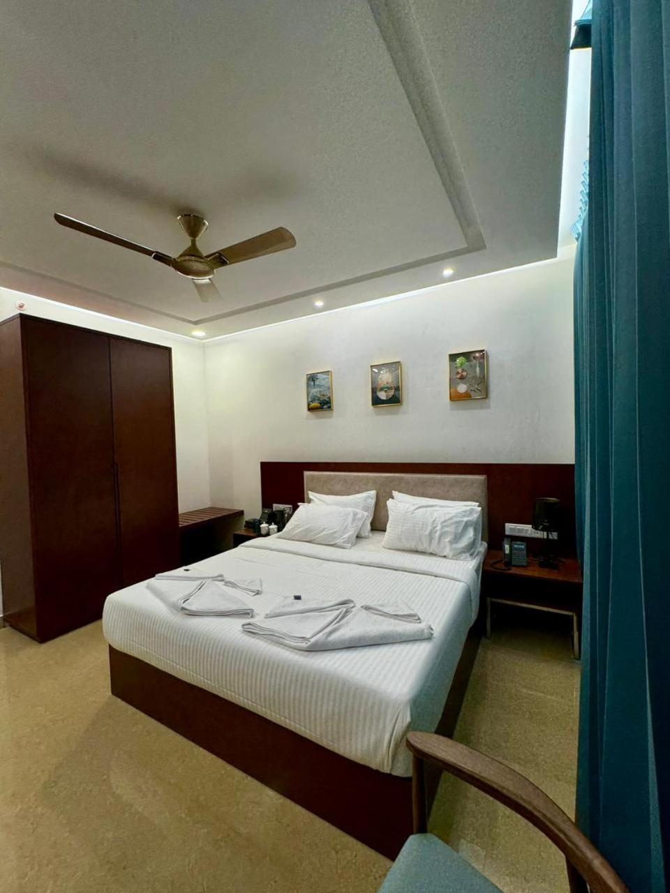 Deluxe King Room - Photo 8