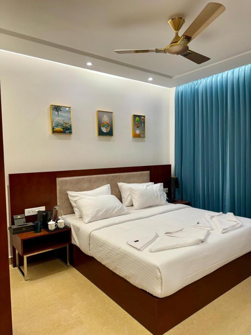 Deluxe King Room - Photo 7