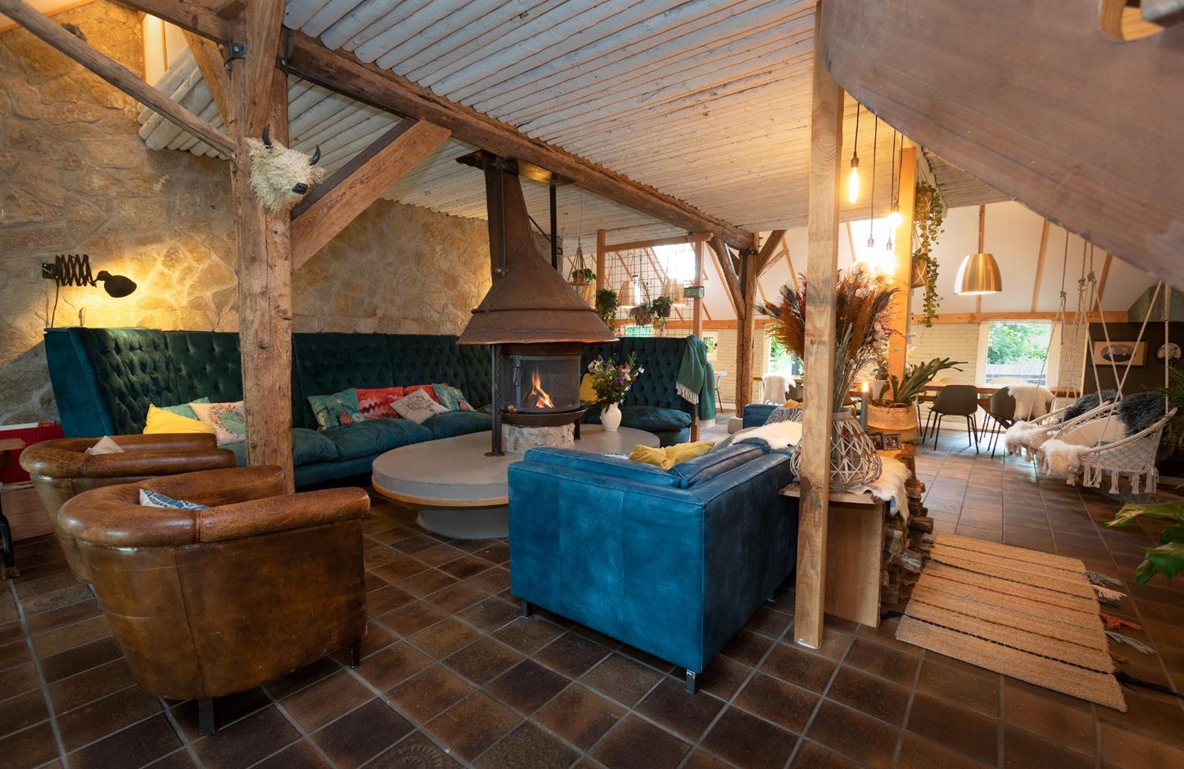 Eight-Bedroom House photo 3