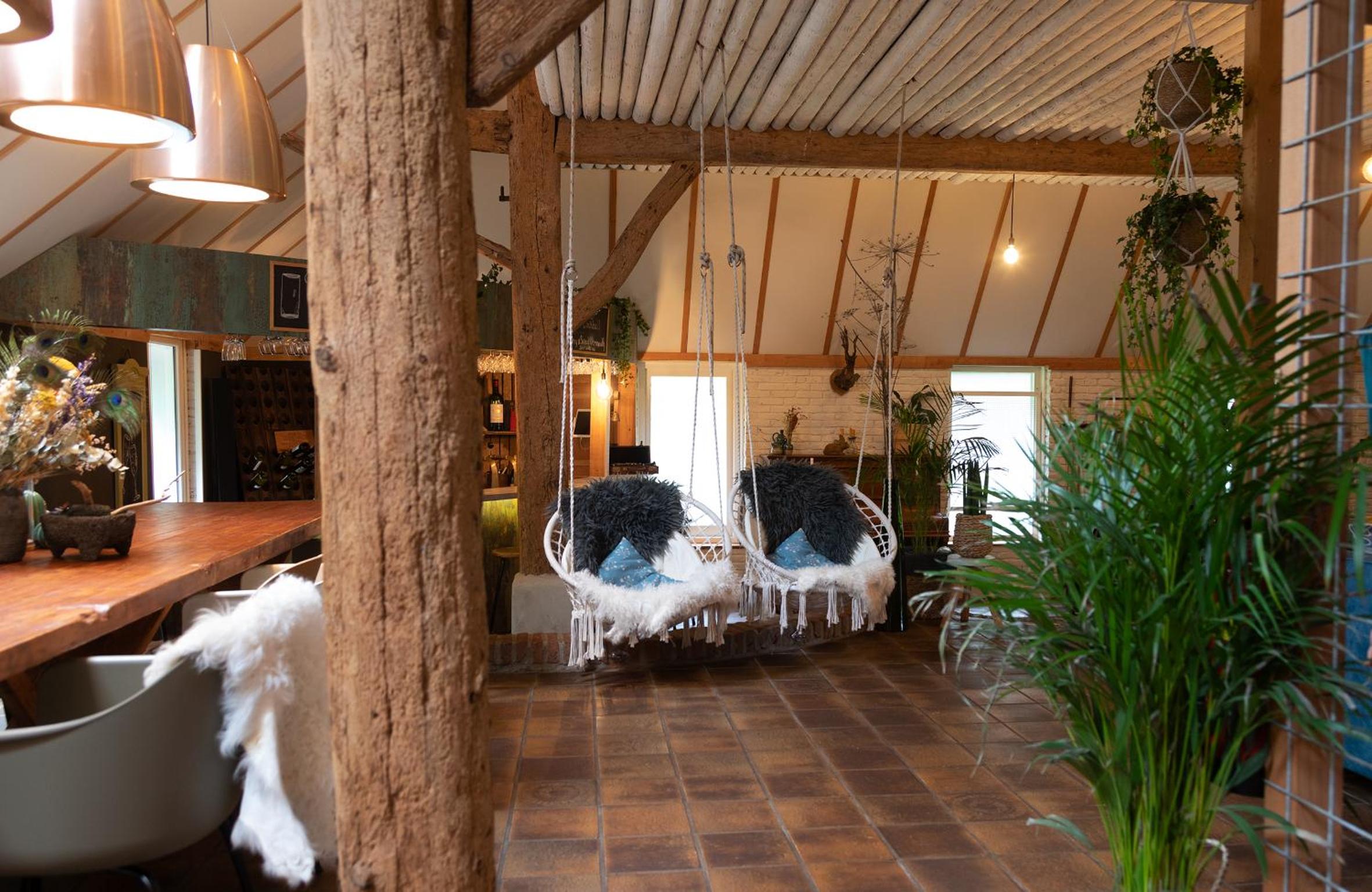 Eight-Bedroom House photo 2