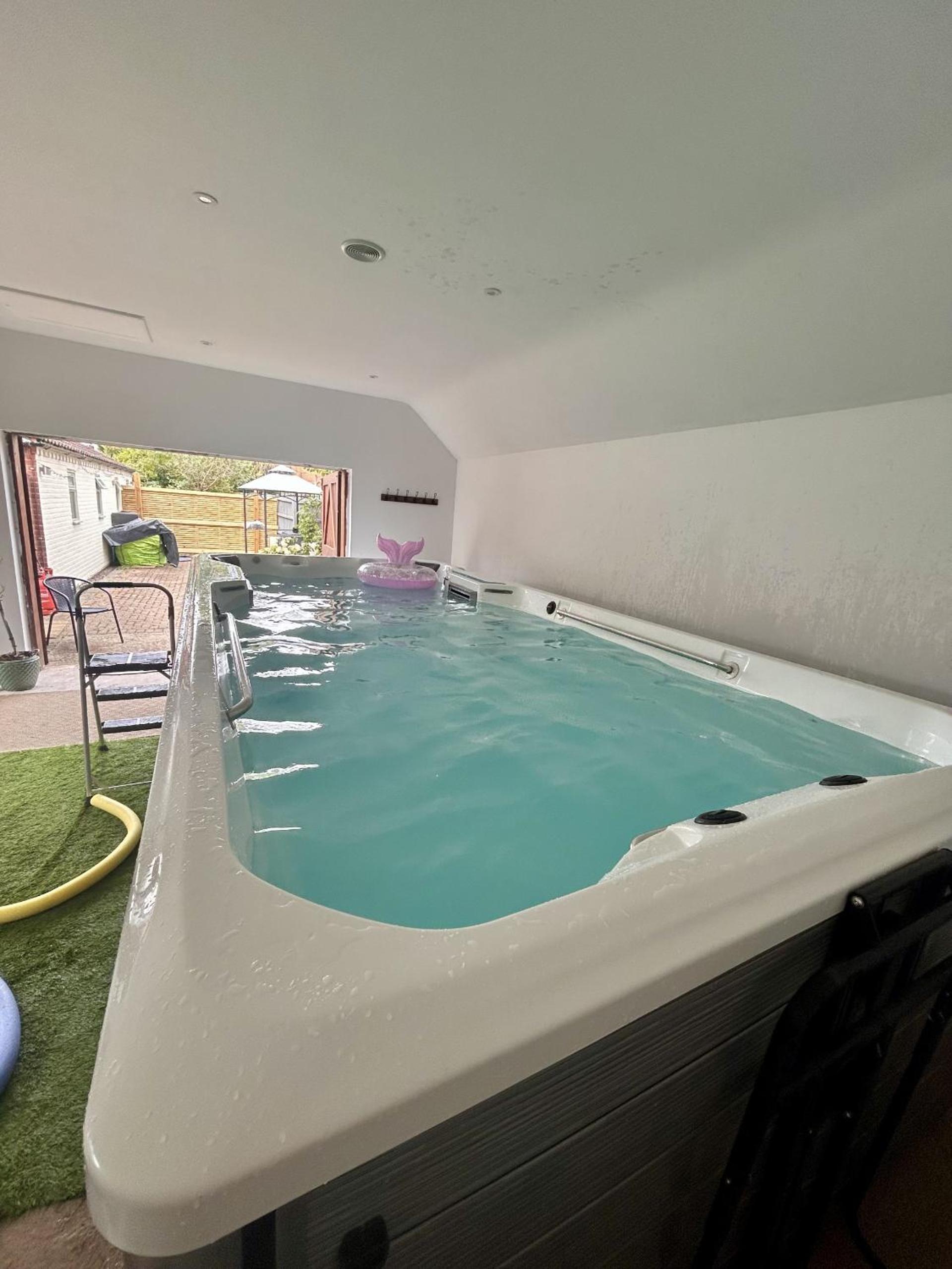 Six-Bedroom House photo 1