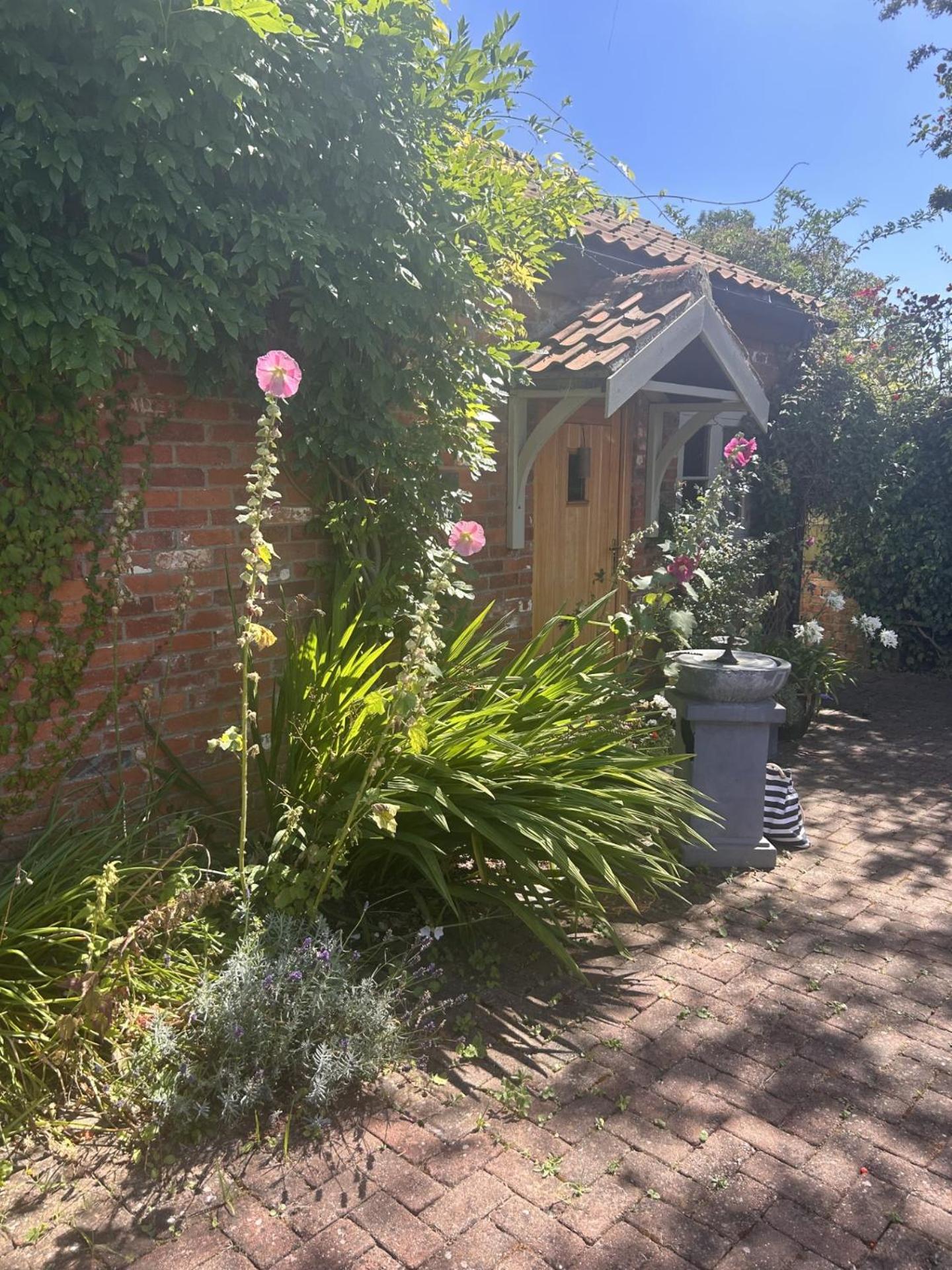 Six-Bedroom House photo 3