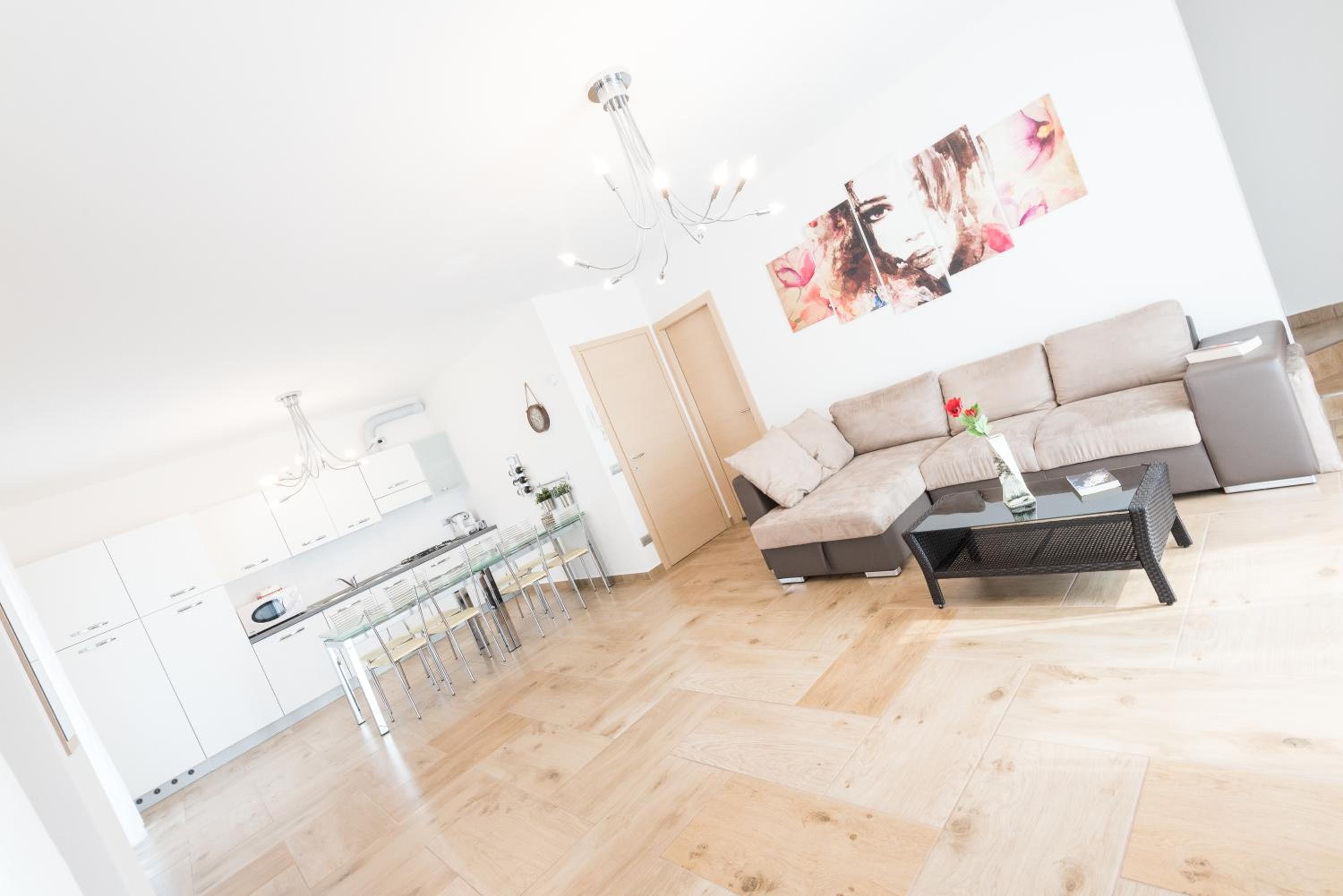 Two-Bedroom House - Photo 2