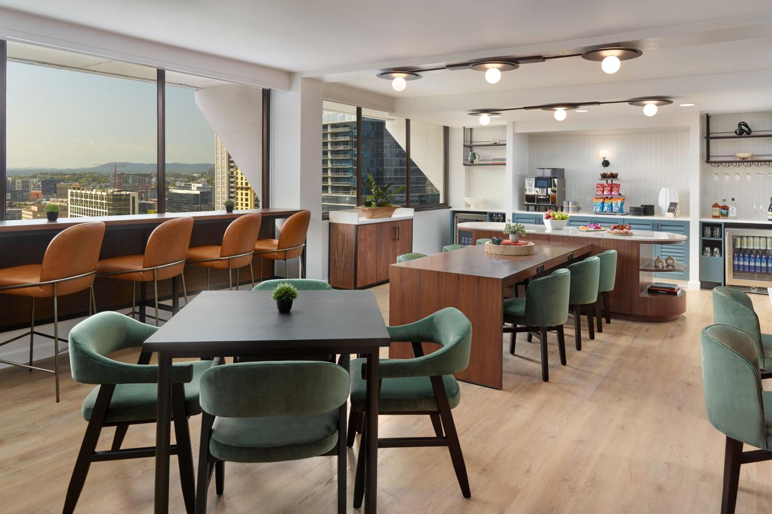 Executive Suite, 1 King - Photo 4