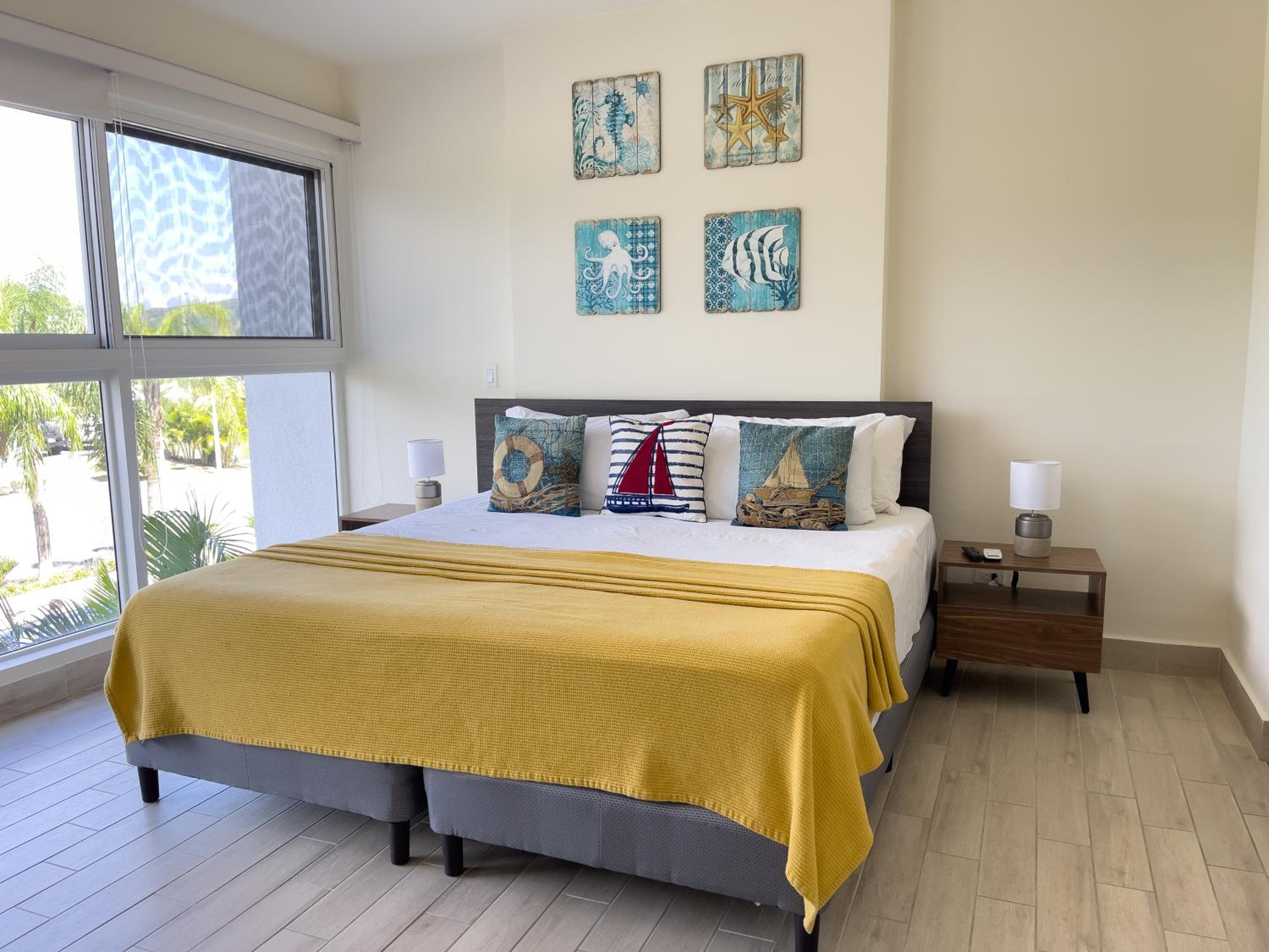 Apartment with Mountain View