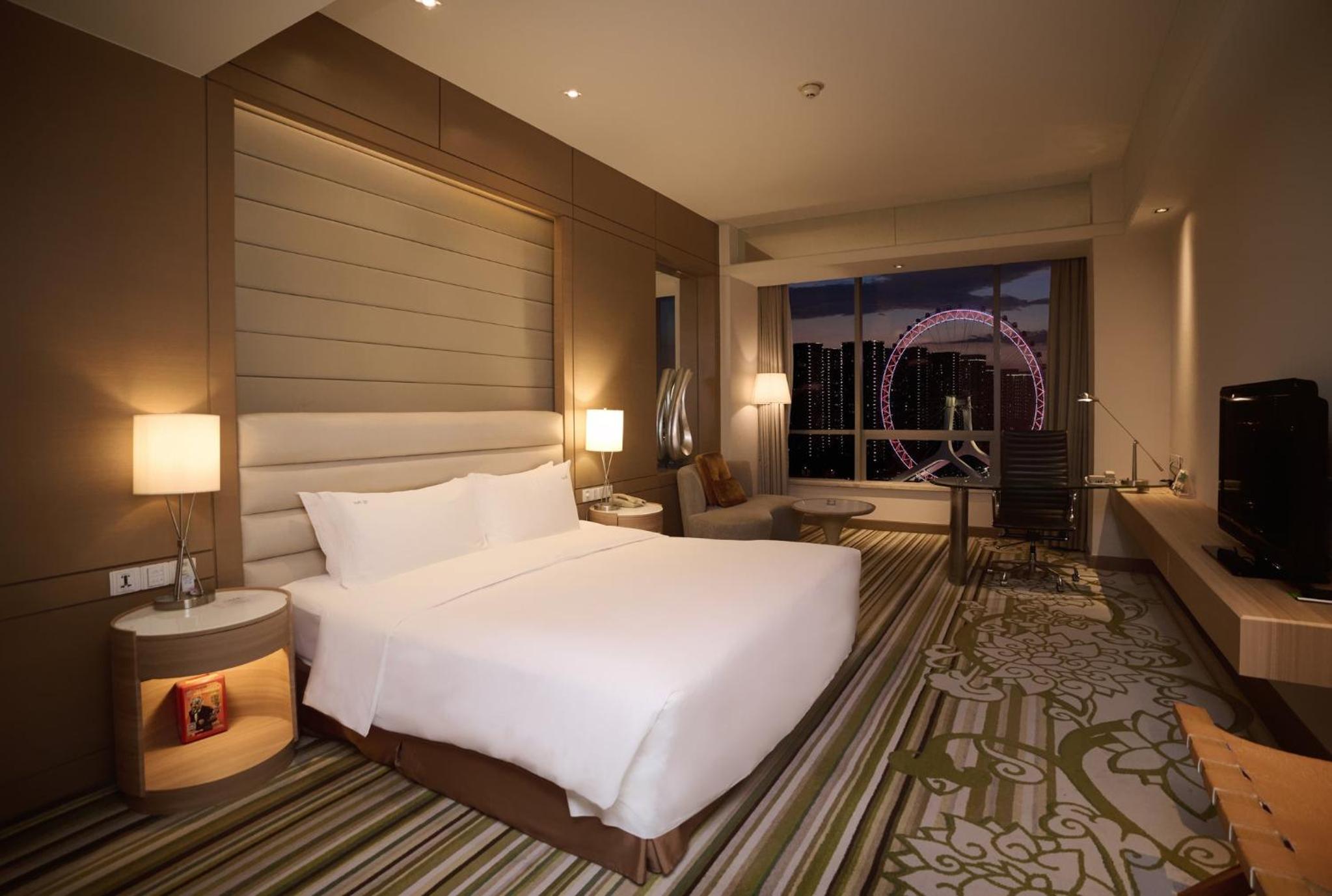 Standard King Room With View - Photo 3