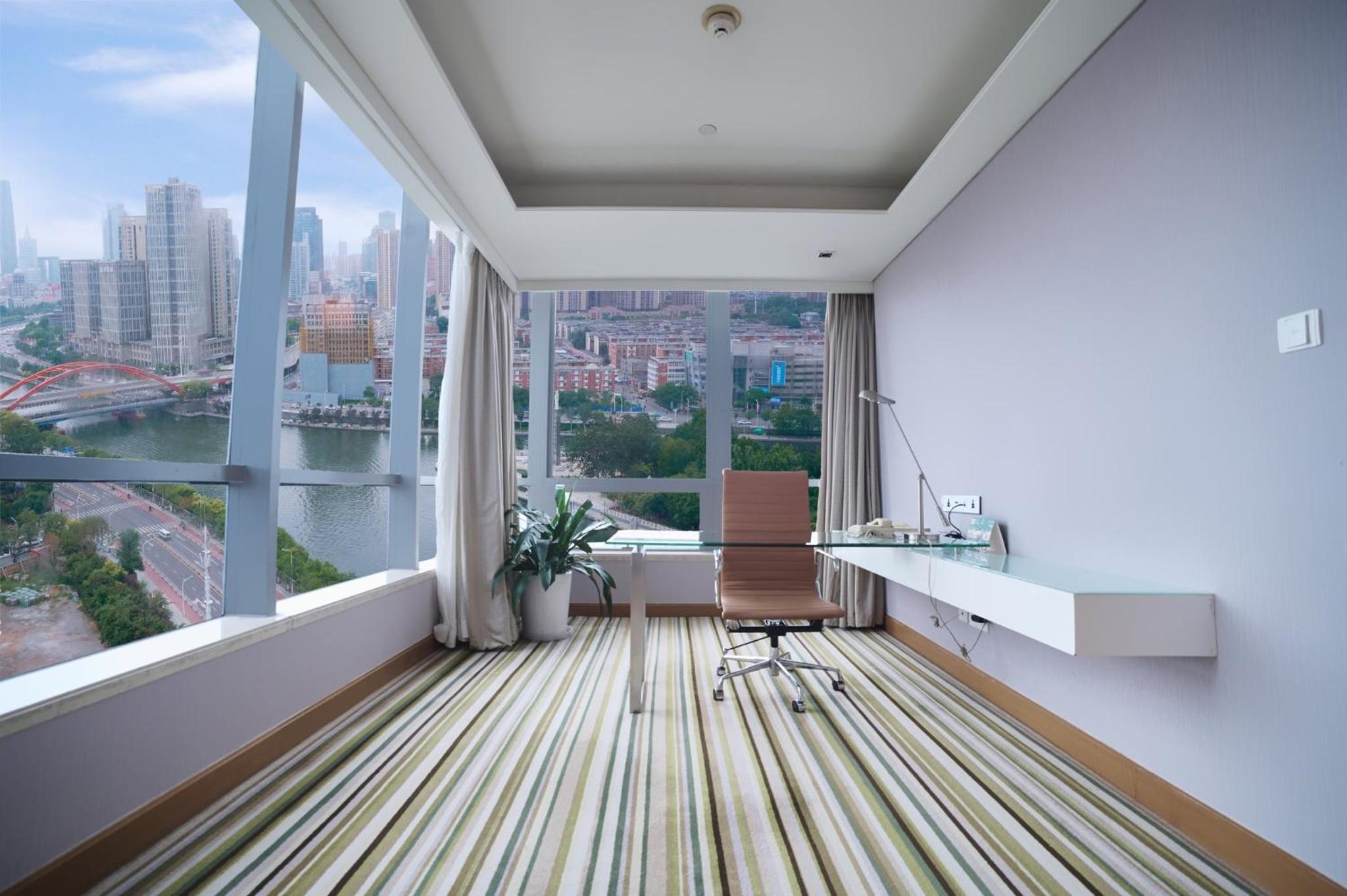 One-Bedroom Suite with Stocked Mini-bar - Photo 3