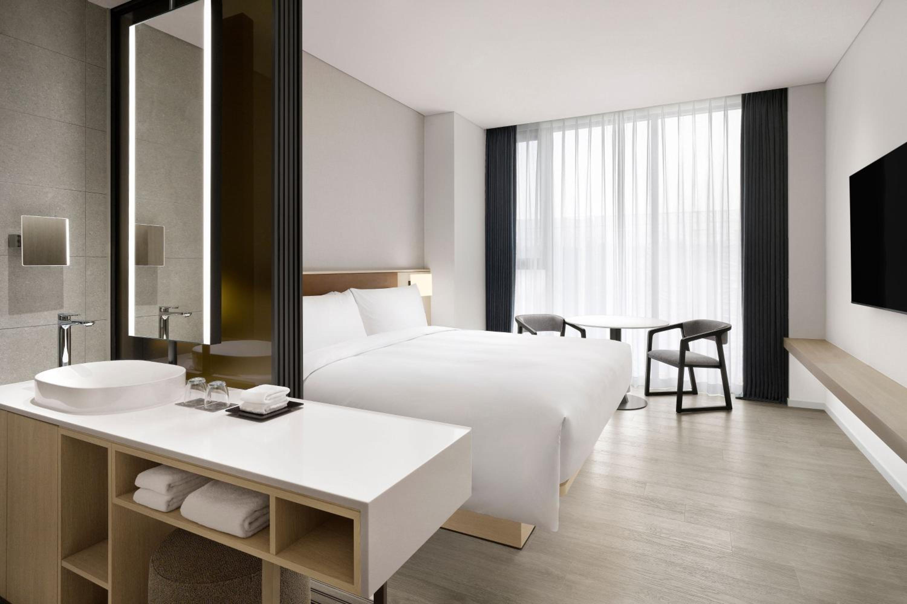 Premier King Room with City View - Photo 2