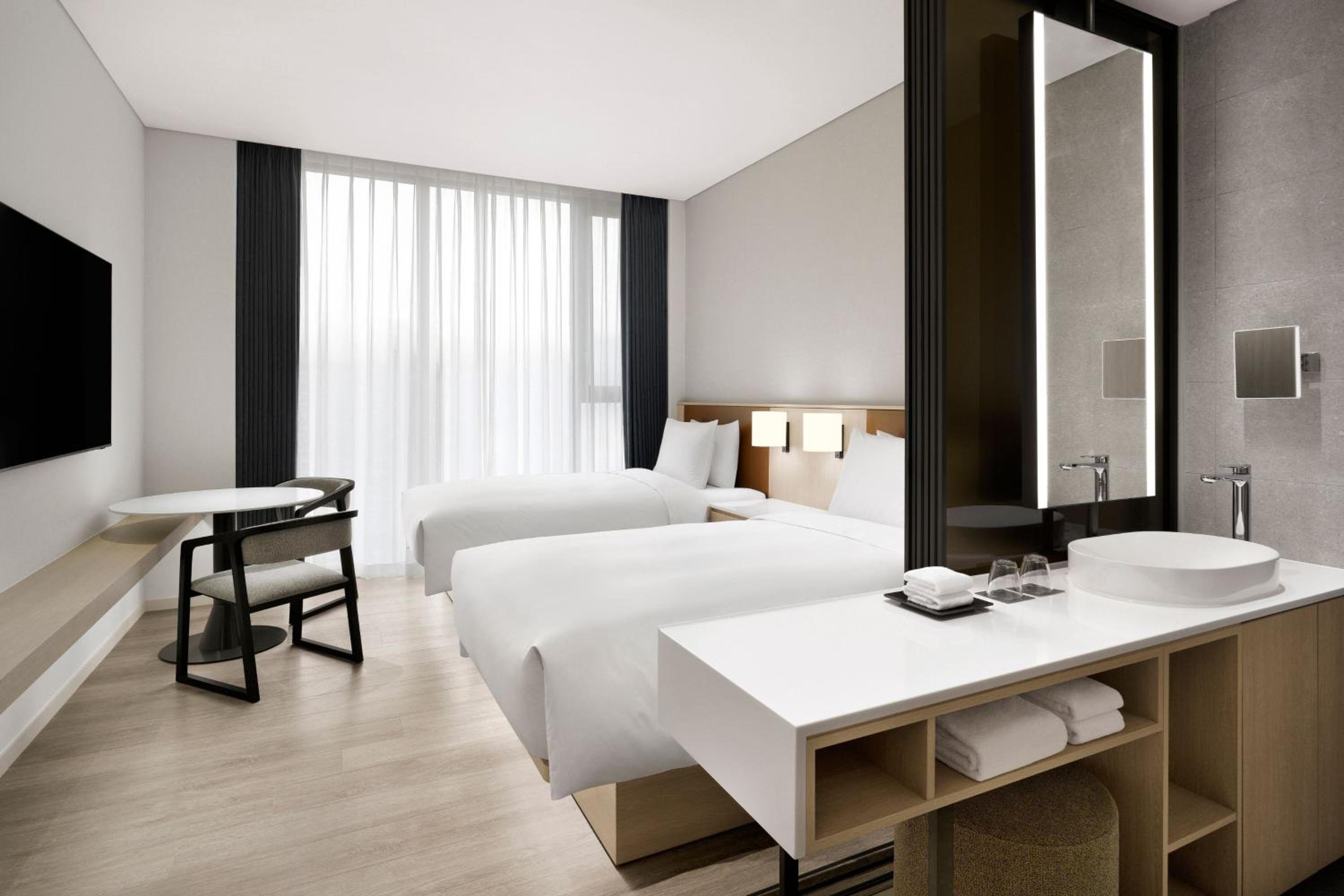 Premier Twin Room with City View - Photo 2