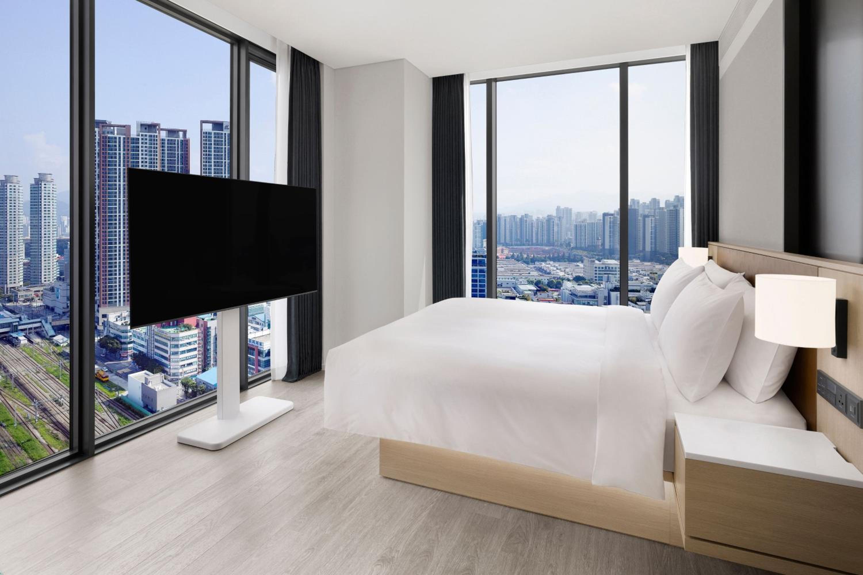 Deluxe King Room with City View - Photo 3