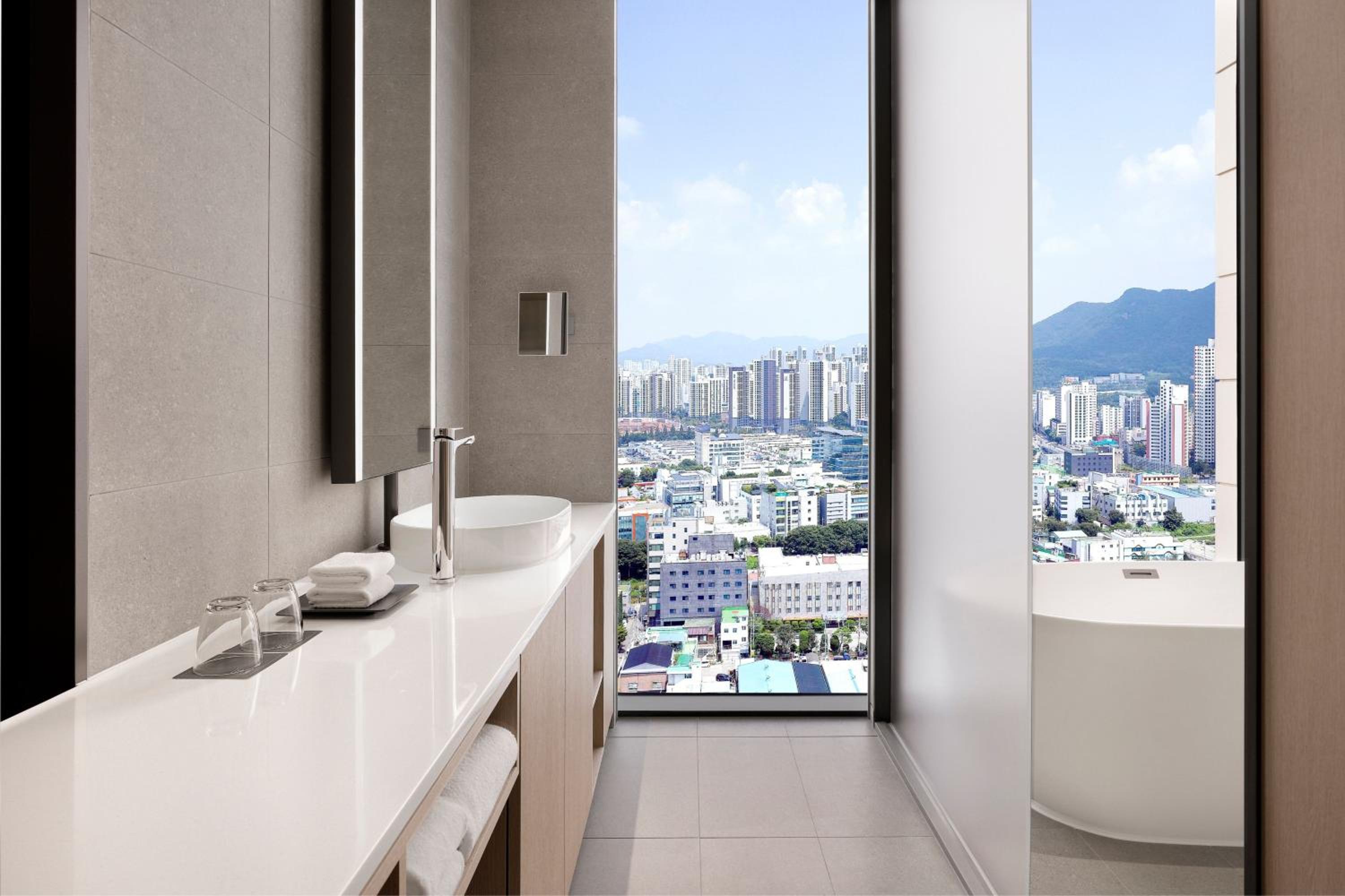 Deluxe King Room with City View - Photo 4