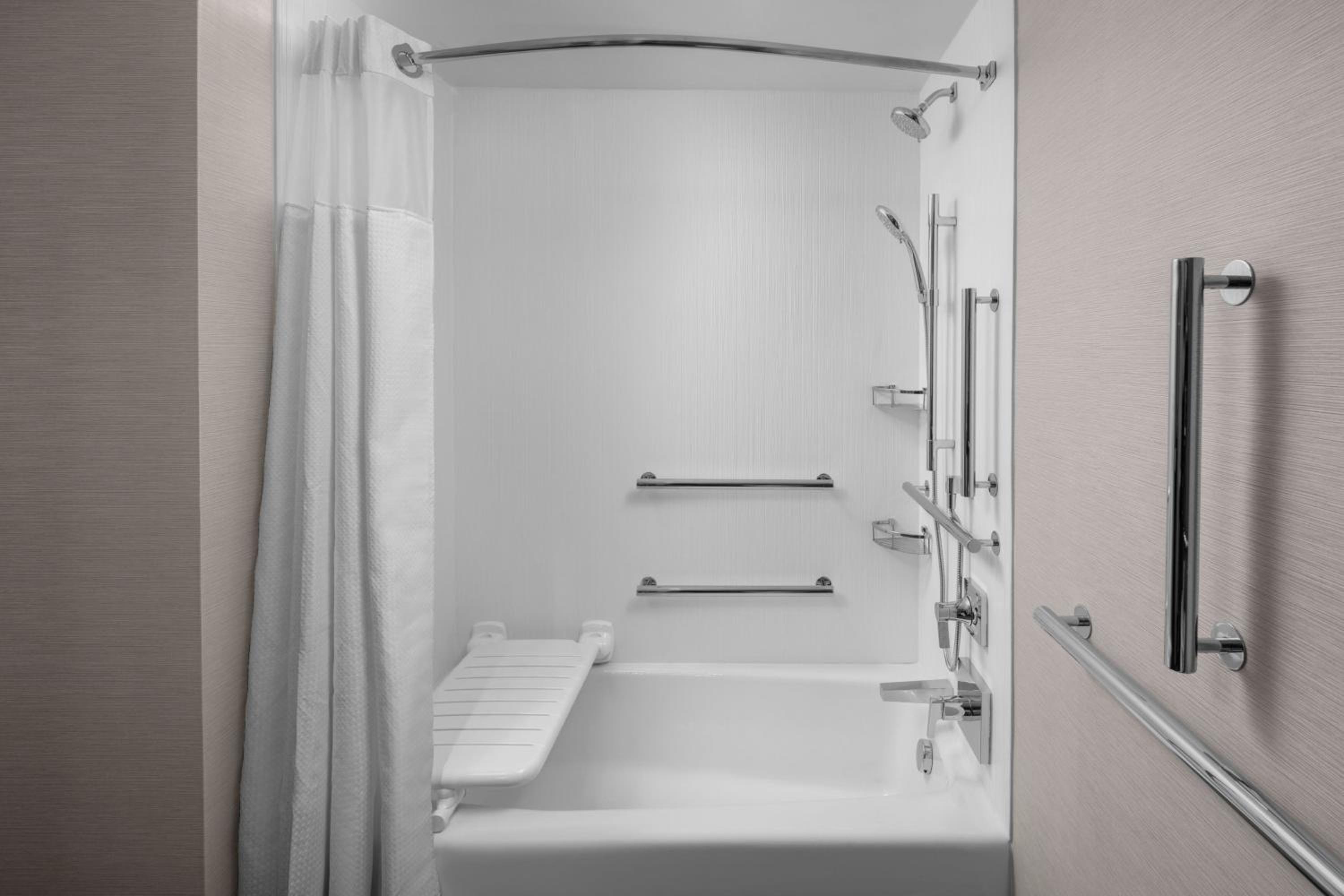 Queen Room with Two Queen Beds - Hearing Accessible - Photo 5