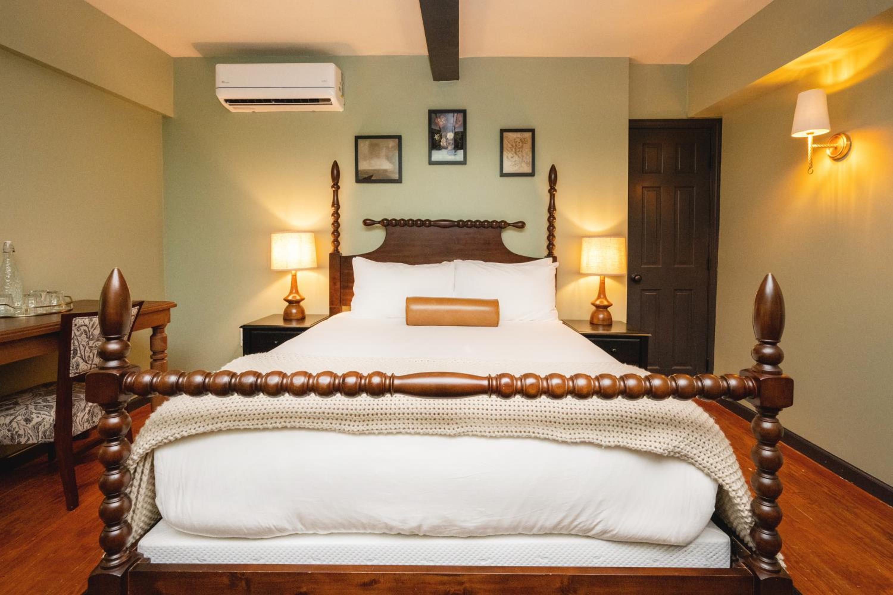 Constance Inn Standard Queen