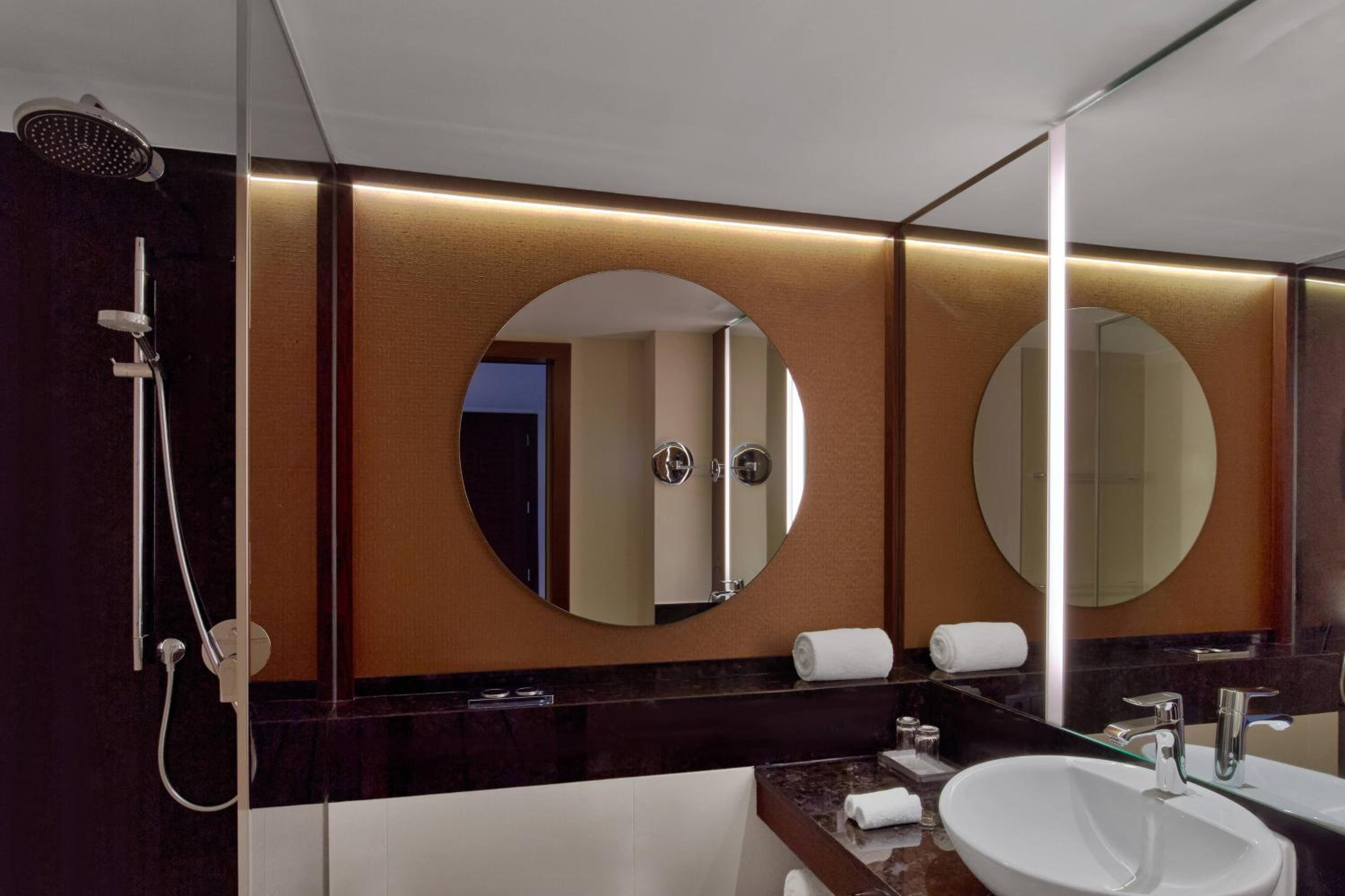 Superior King Room with Balcony thumbnail 5