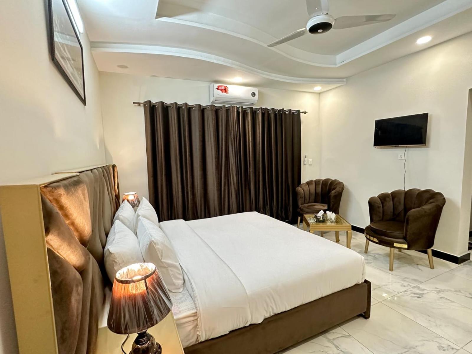 Deluxe Double Room (2 Adults + 1 Child) photo 1
