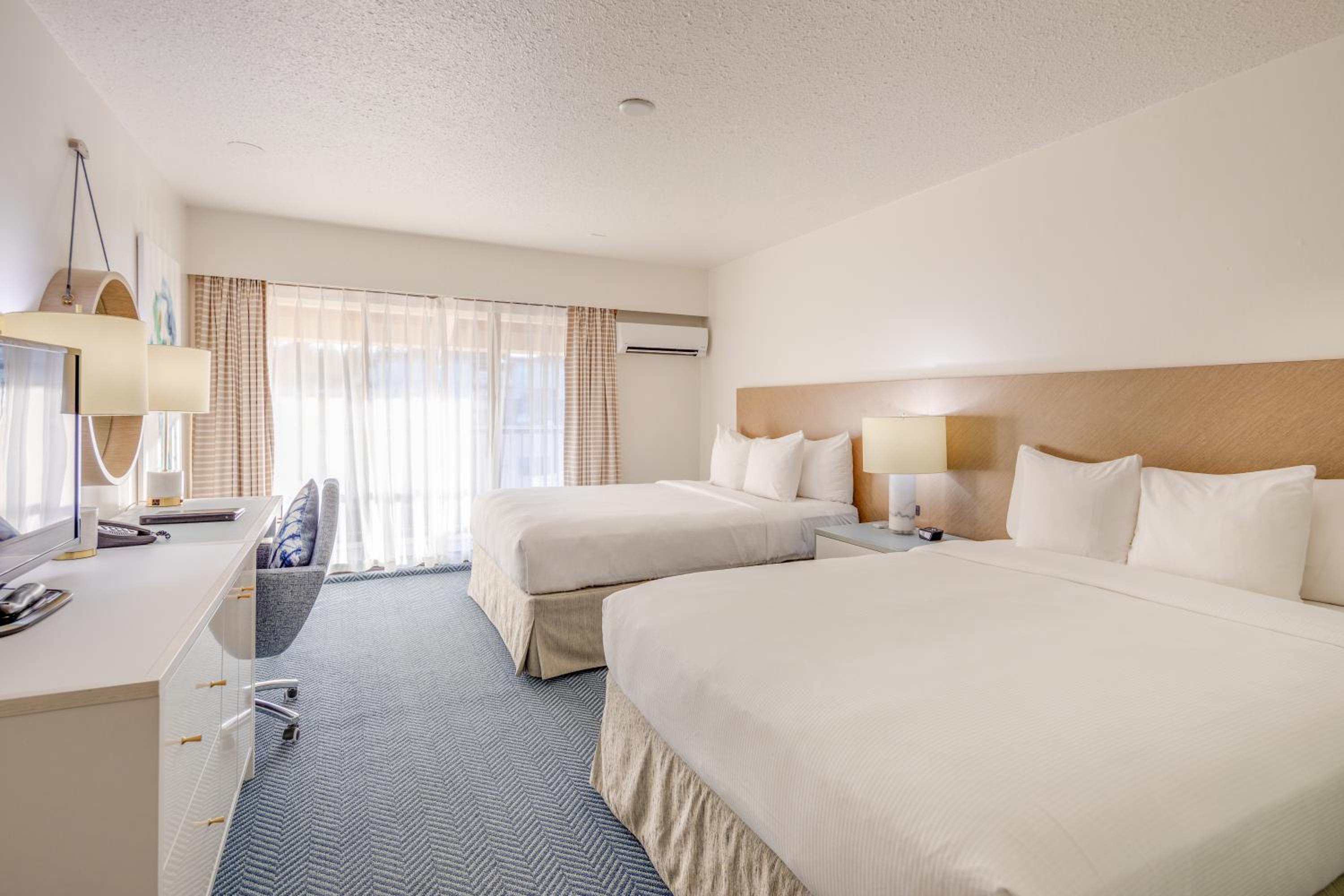 Standard Queen Room with Two Queen Beds and Balcony - Non-Smoking - Photo 5