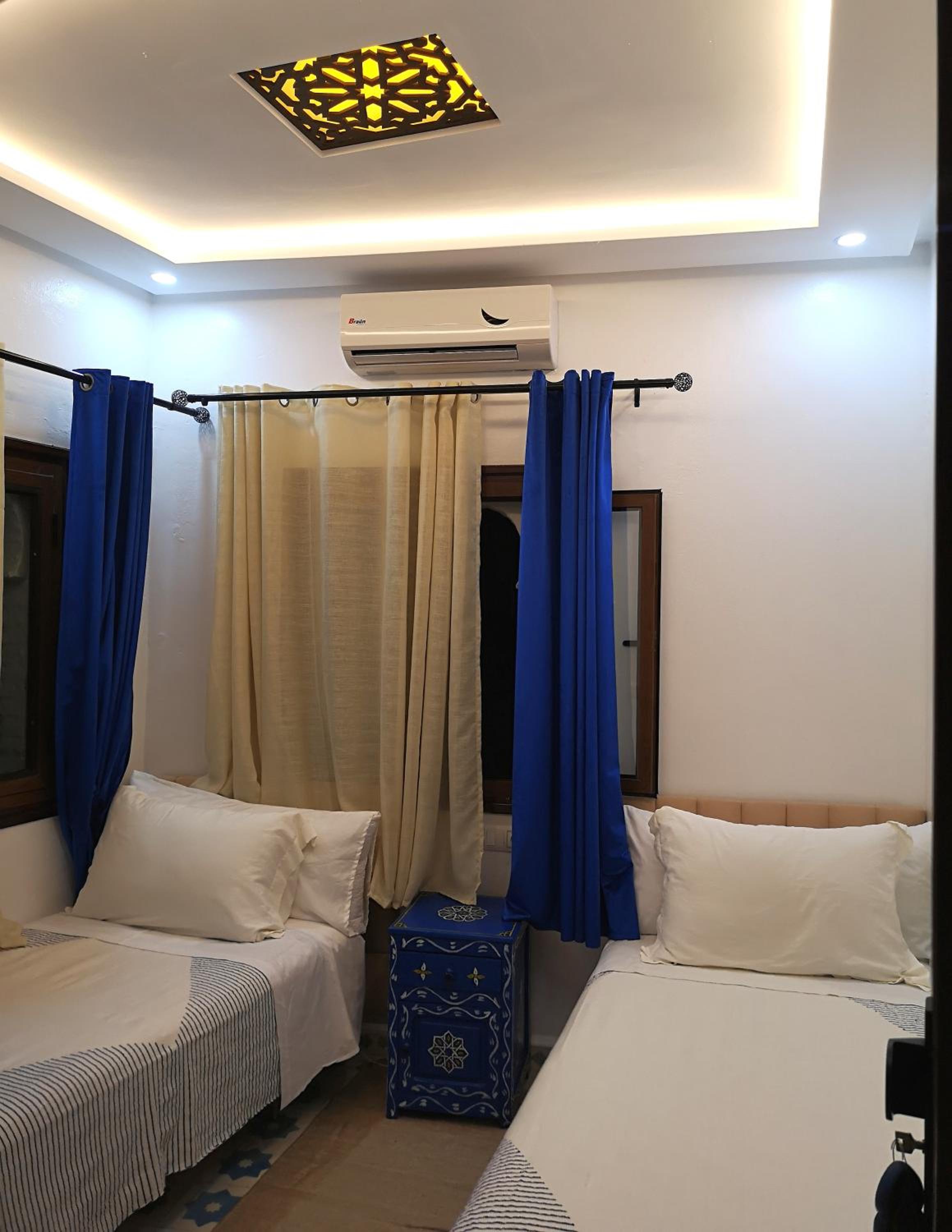 Twin Room with Shower - Photo 5