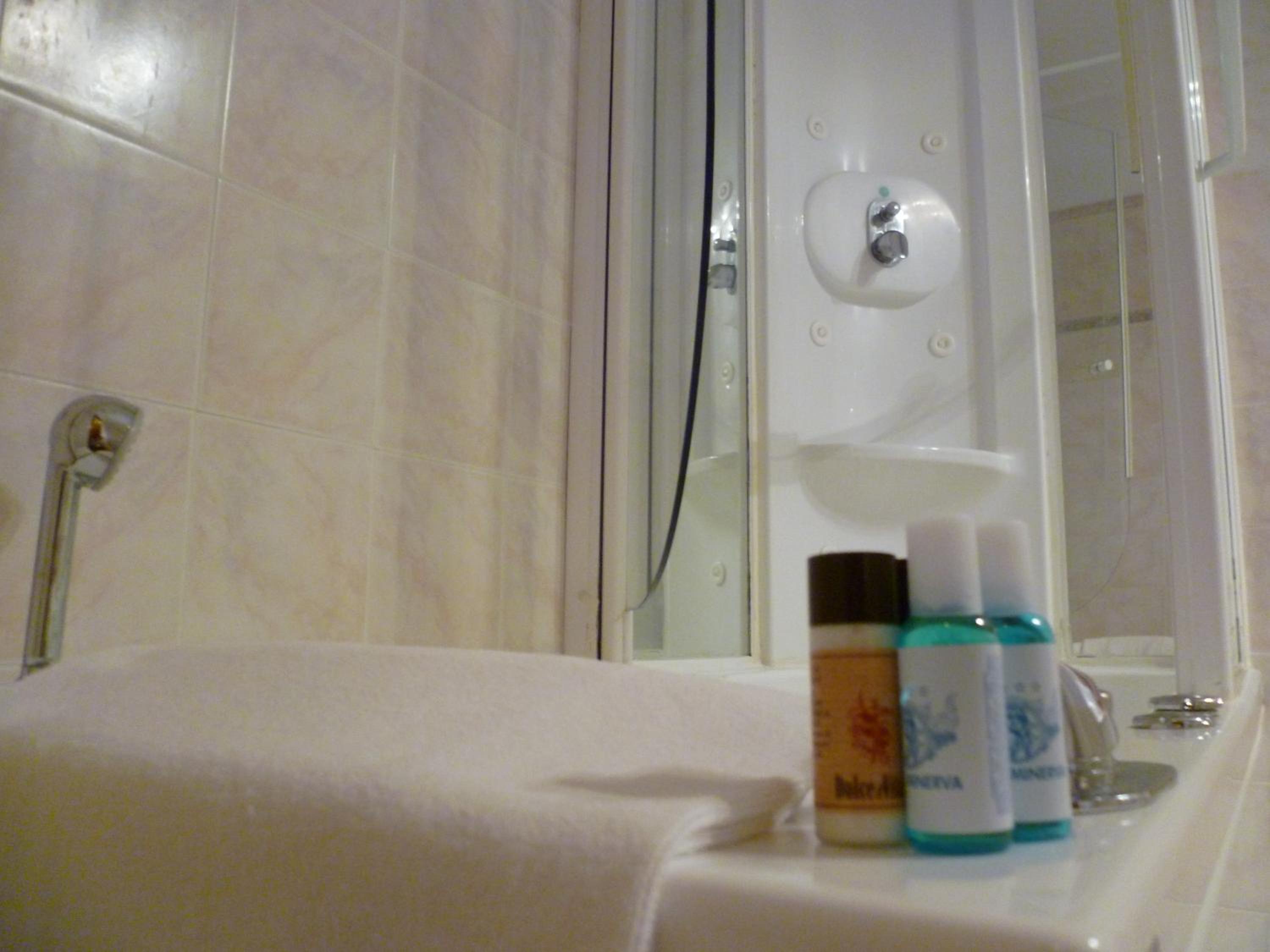 Twin Room - Photo 6