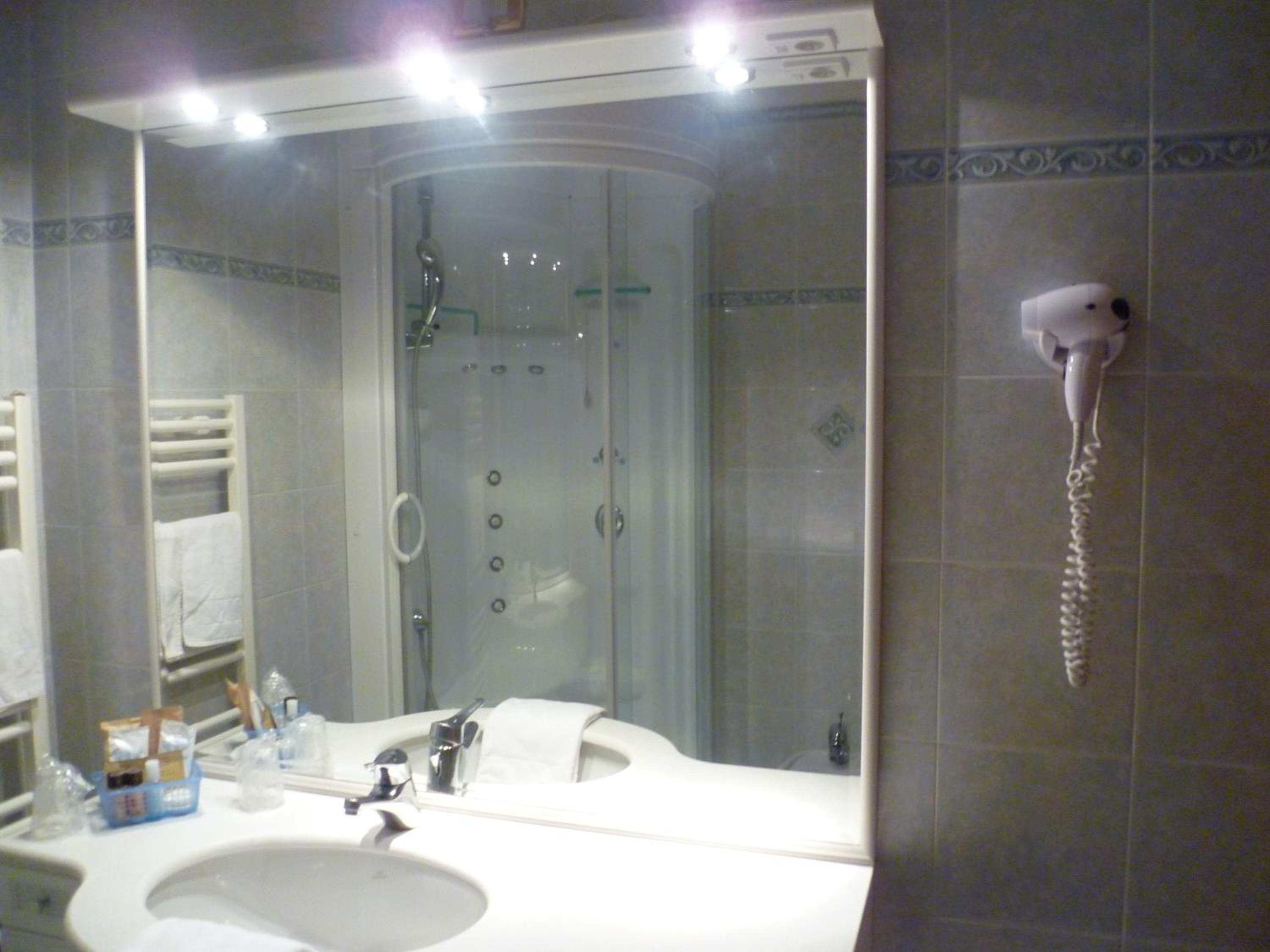 Twin Room - Photo 10