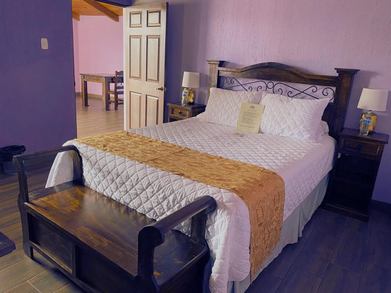 Queen Room photo 1