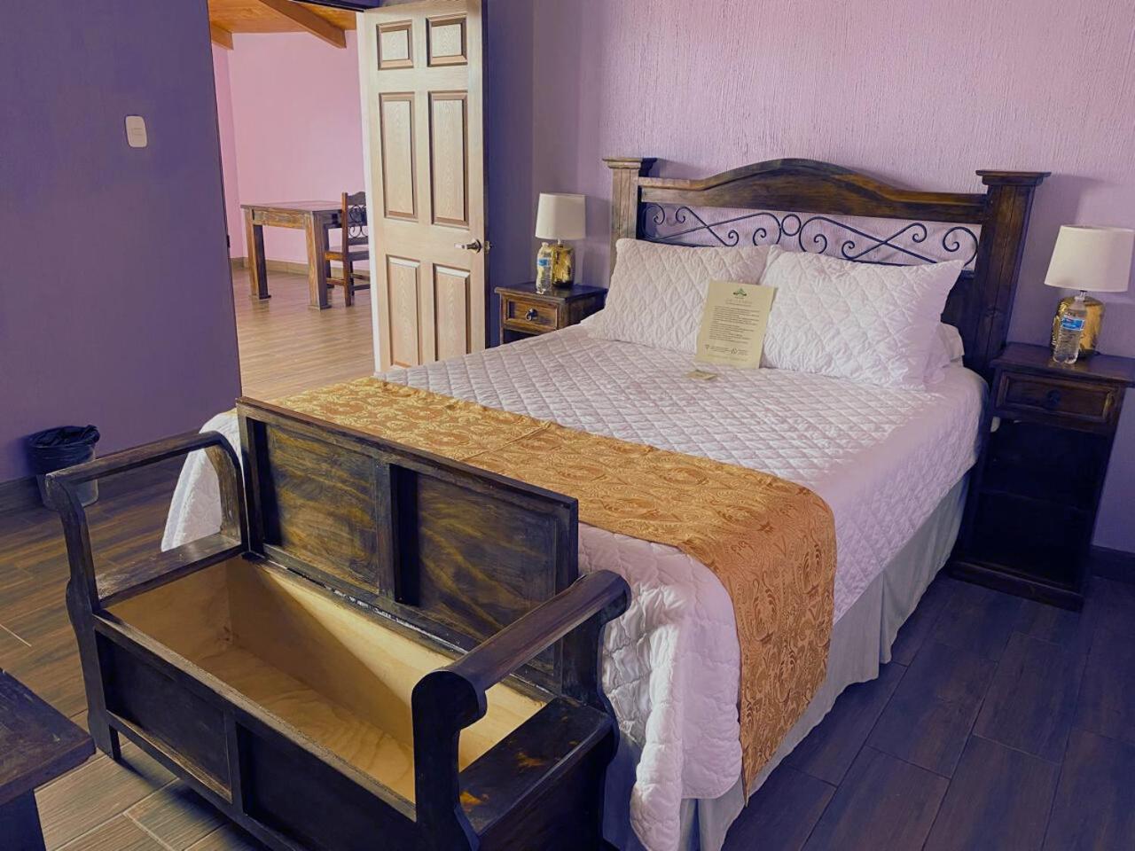 Queen Room photo 2