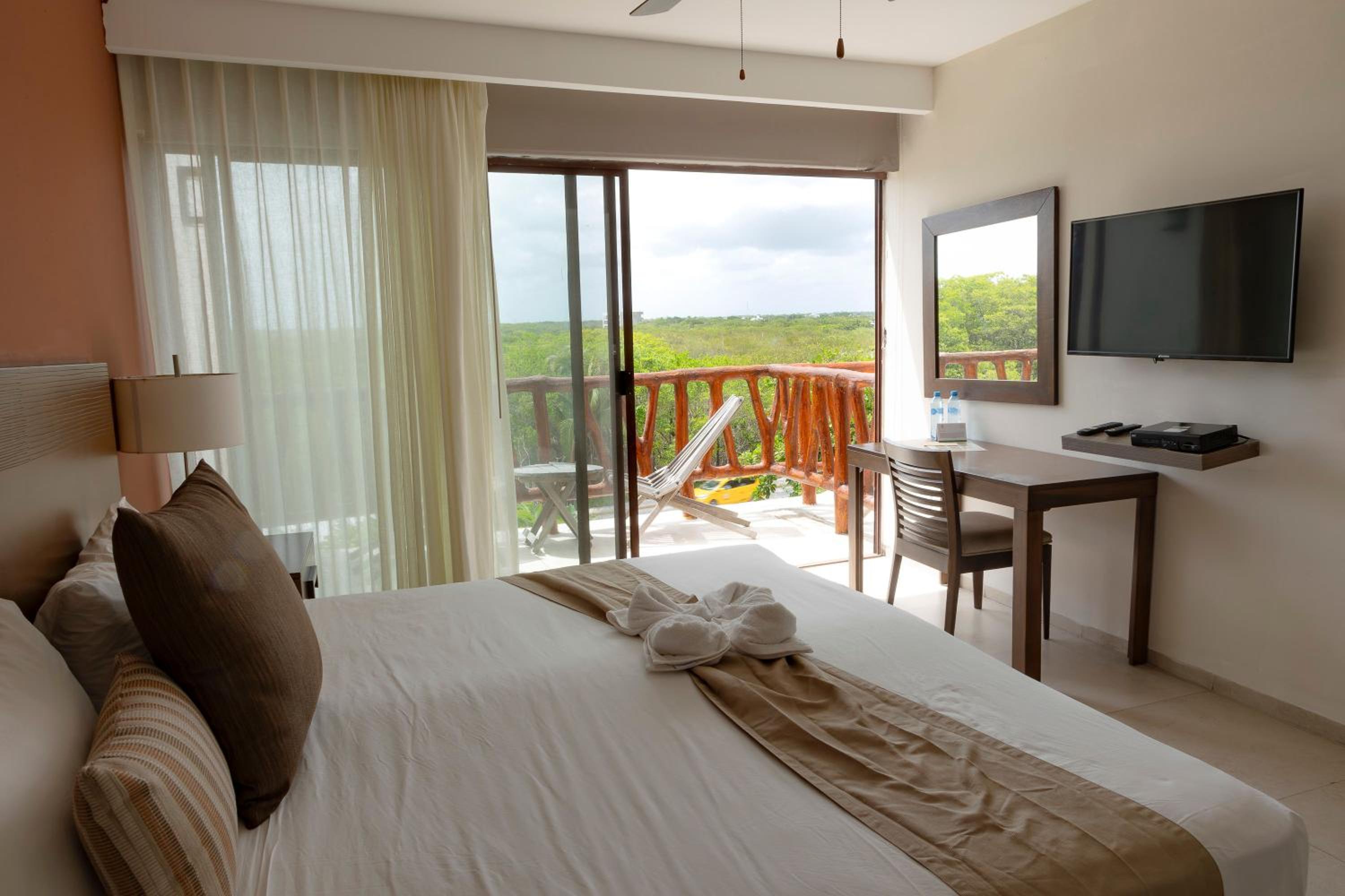 Sunset View With Queen Bed photo 3