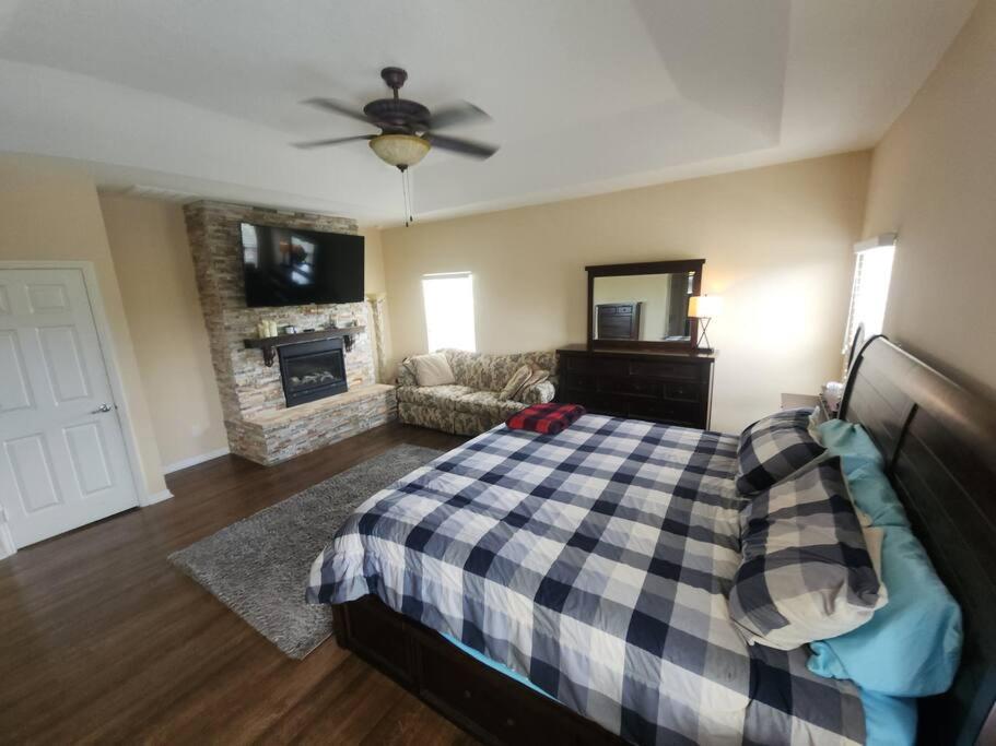 Six-Bedroom House photo 1