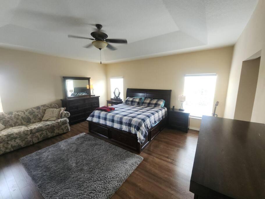 Six-Bedroom House photo 3