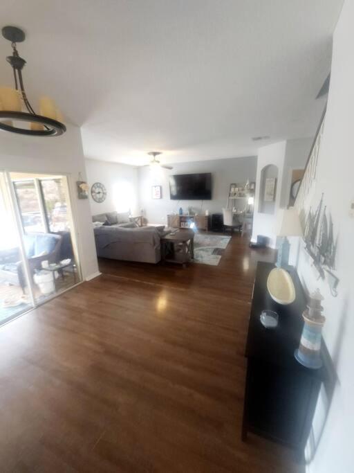 Six-Bedroom House photo 2