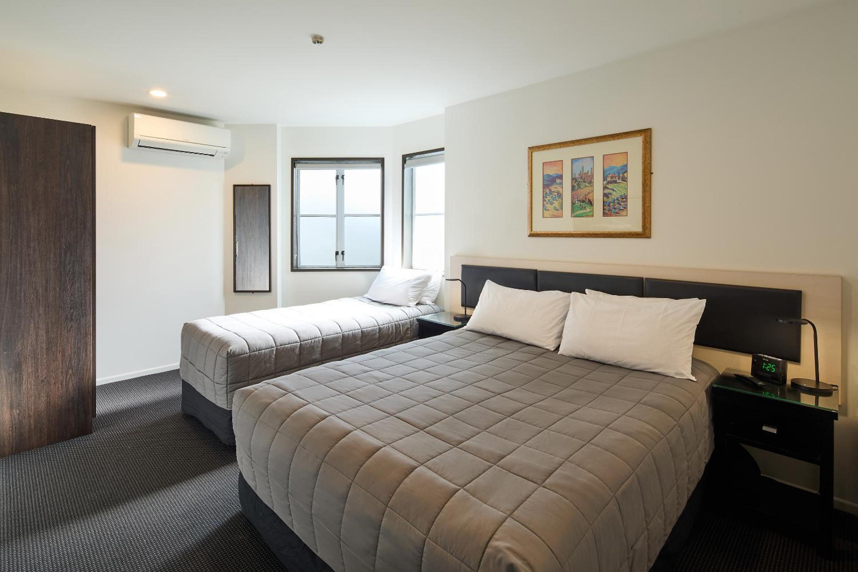 One-Bedroom Suite - Photo 4