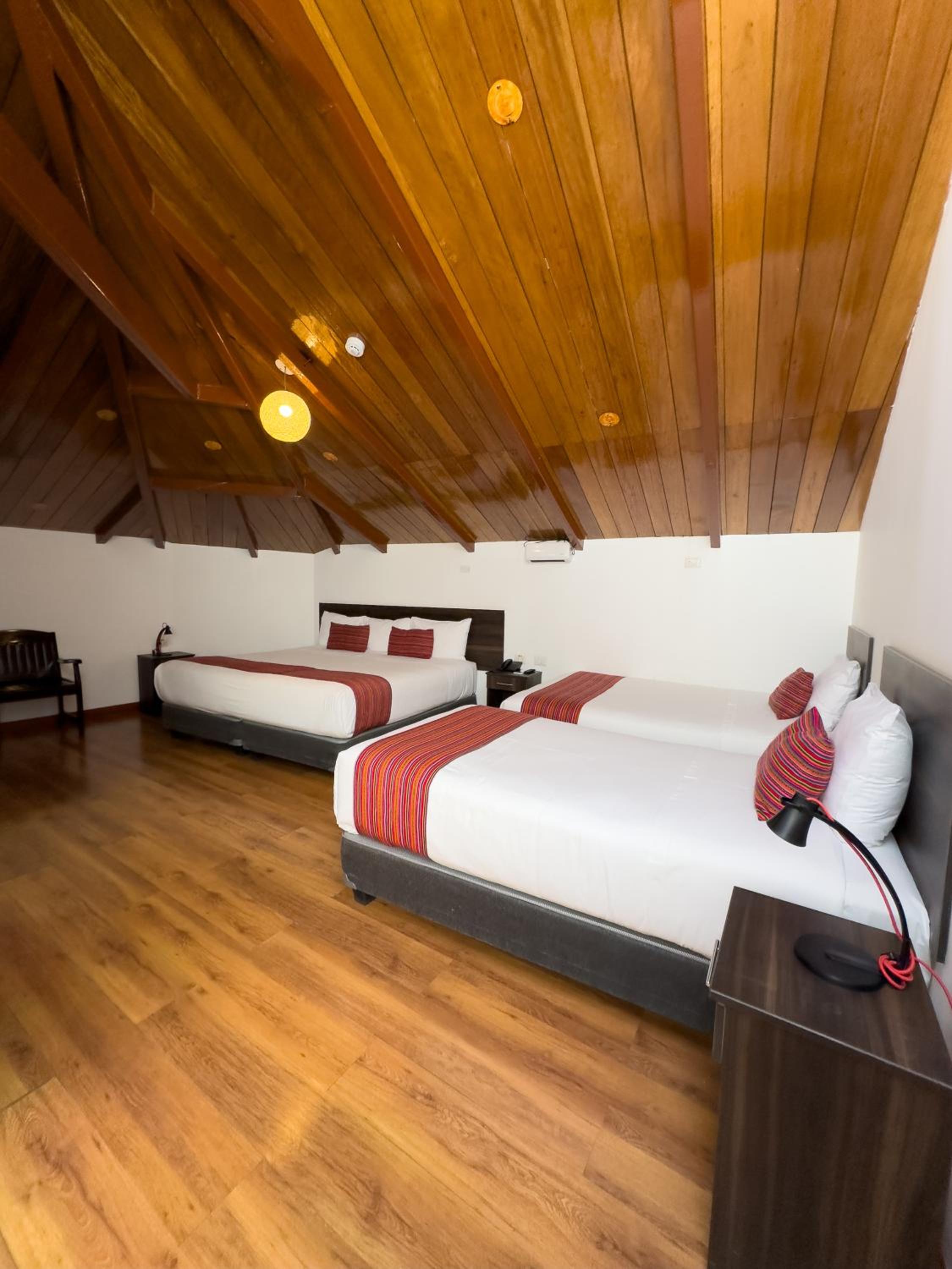Quadruple Room with Private Bathroom photo 1