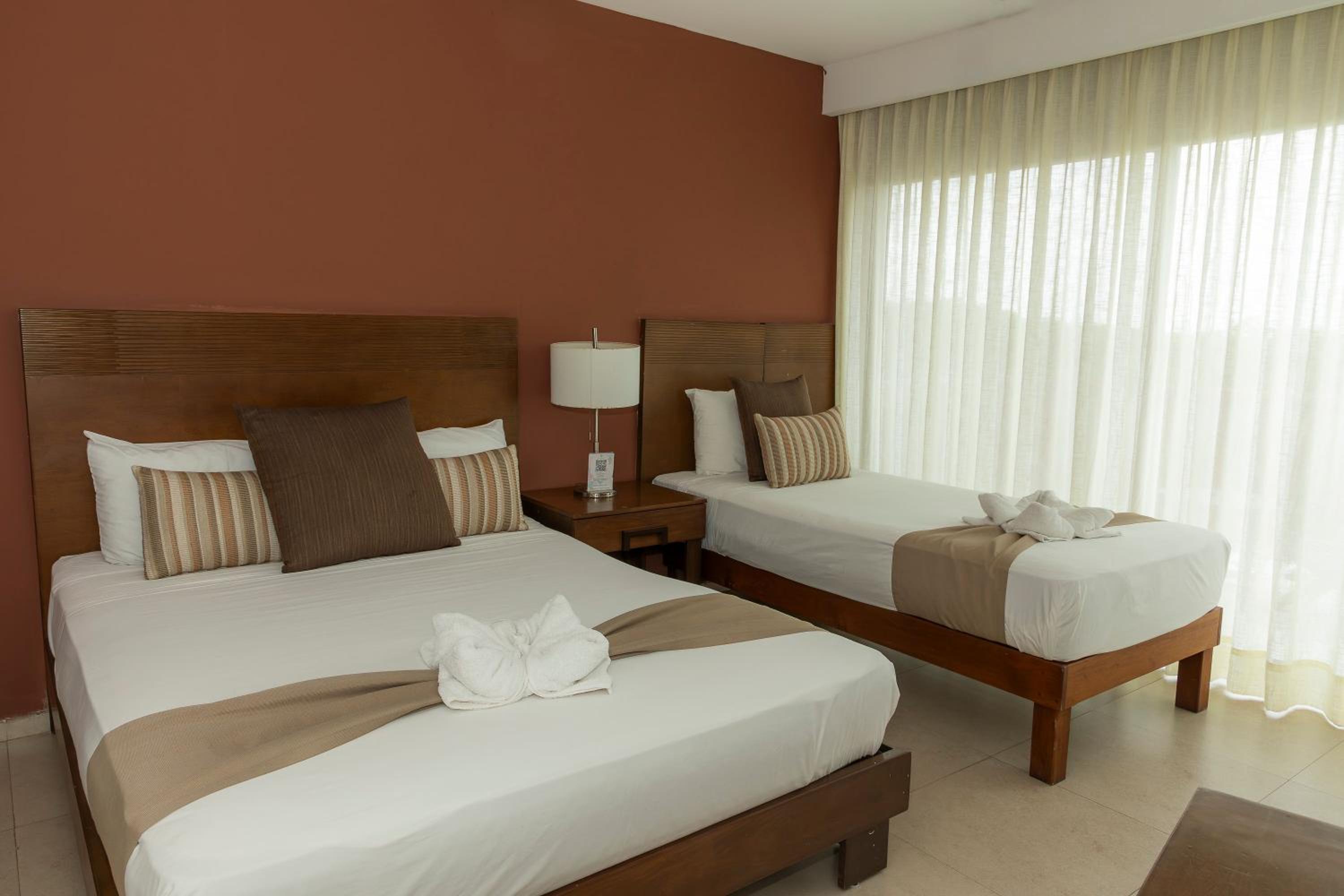 Triple Sunset View With Queen & Single Bed - Photo 6