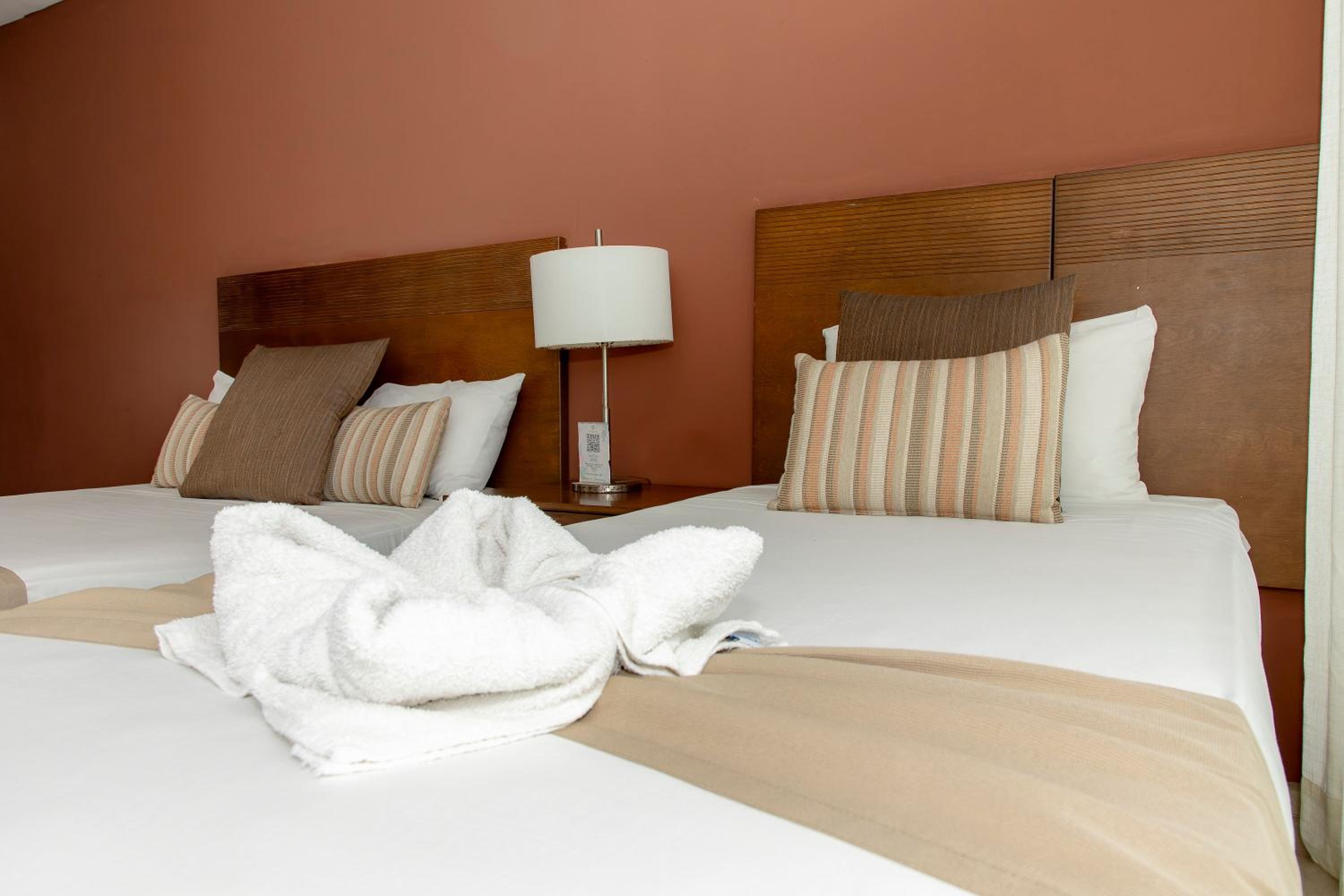 Triple Sunset View With Queen & Single Bed - Photo 1
