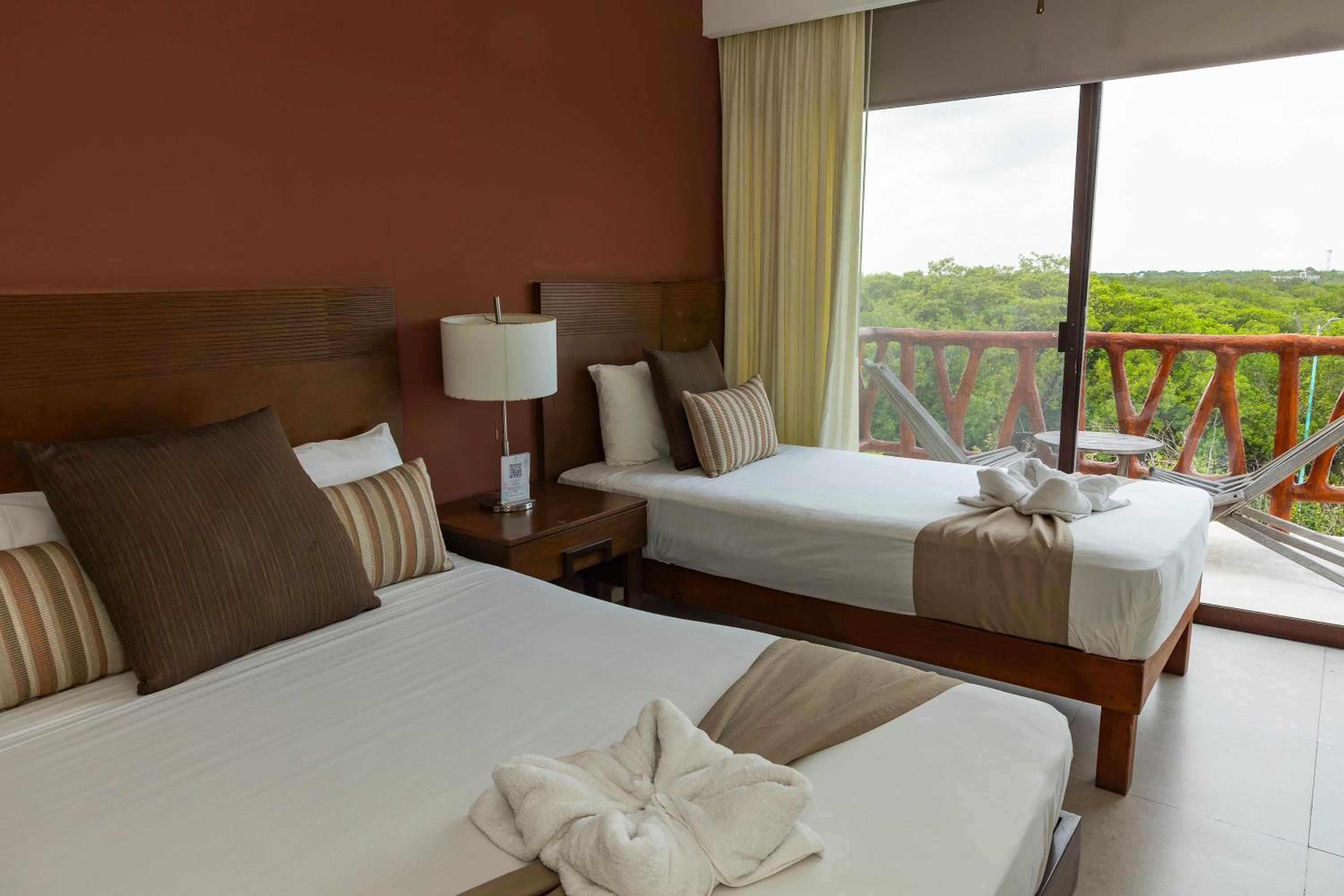 Triple Sunset View With Queen & Single Bed - Photo 2