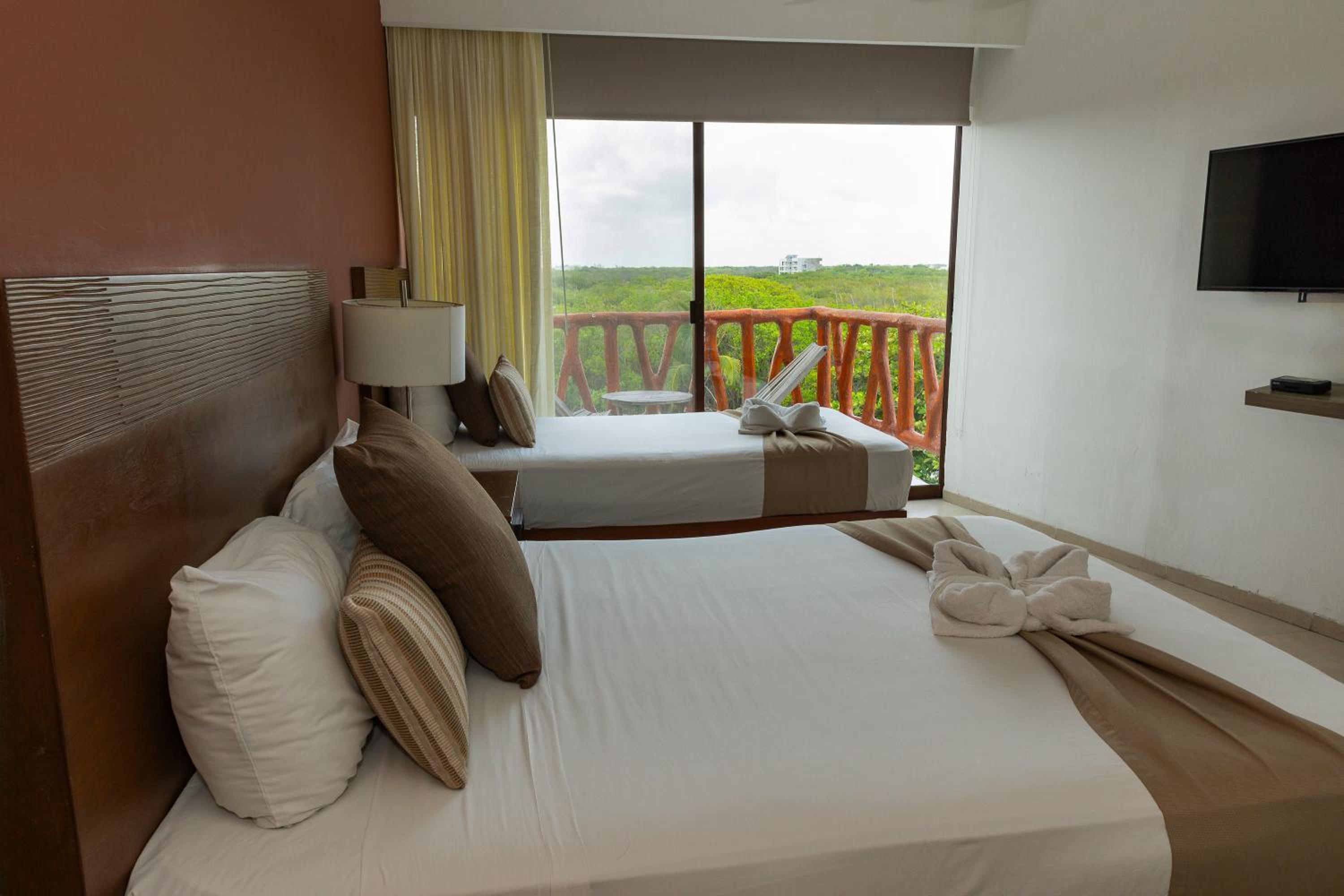 Triple Sunset View With Queen & Single Bed - Photo 7