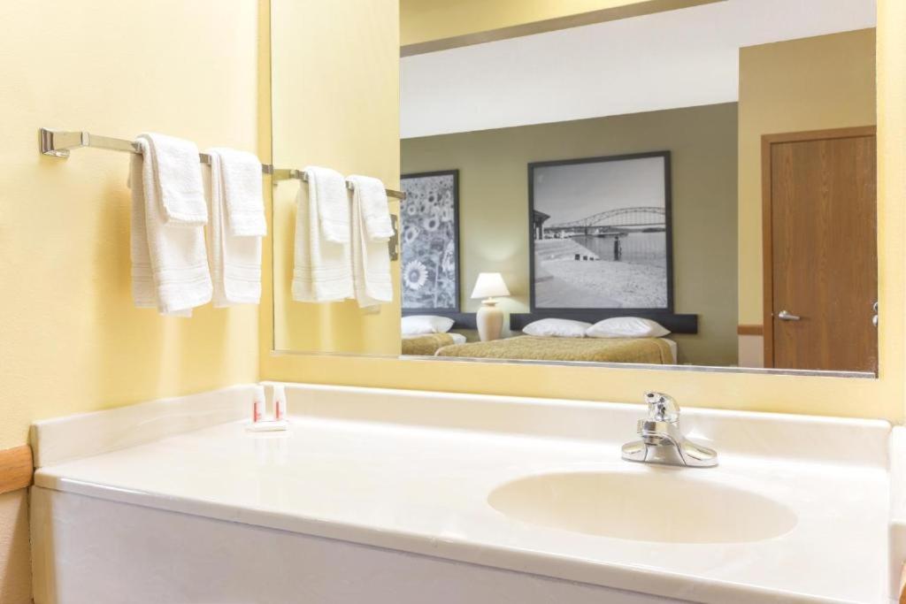 Western Inn & Suites, Photo 2