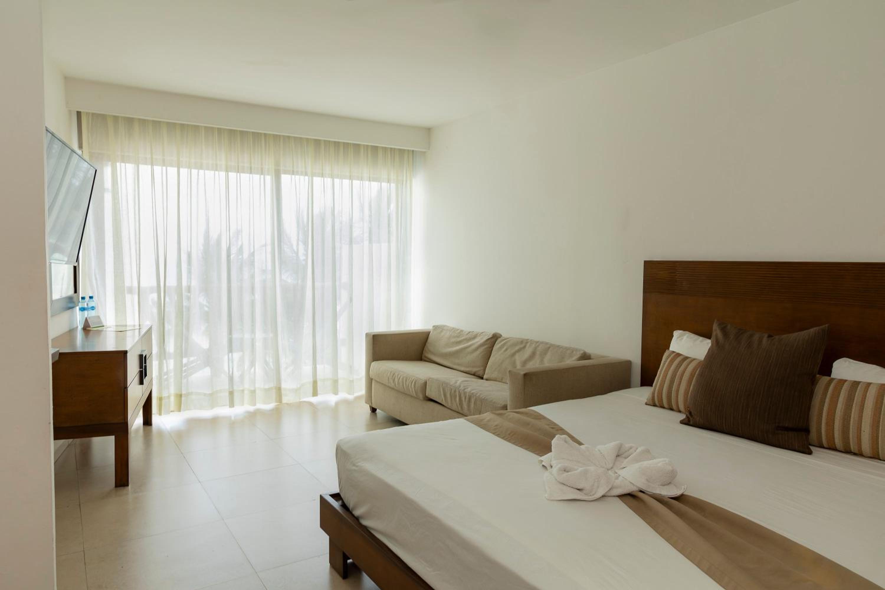 Deluxe Room with Side Sea View - Photo 1