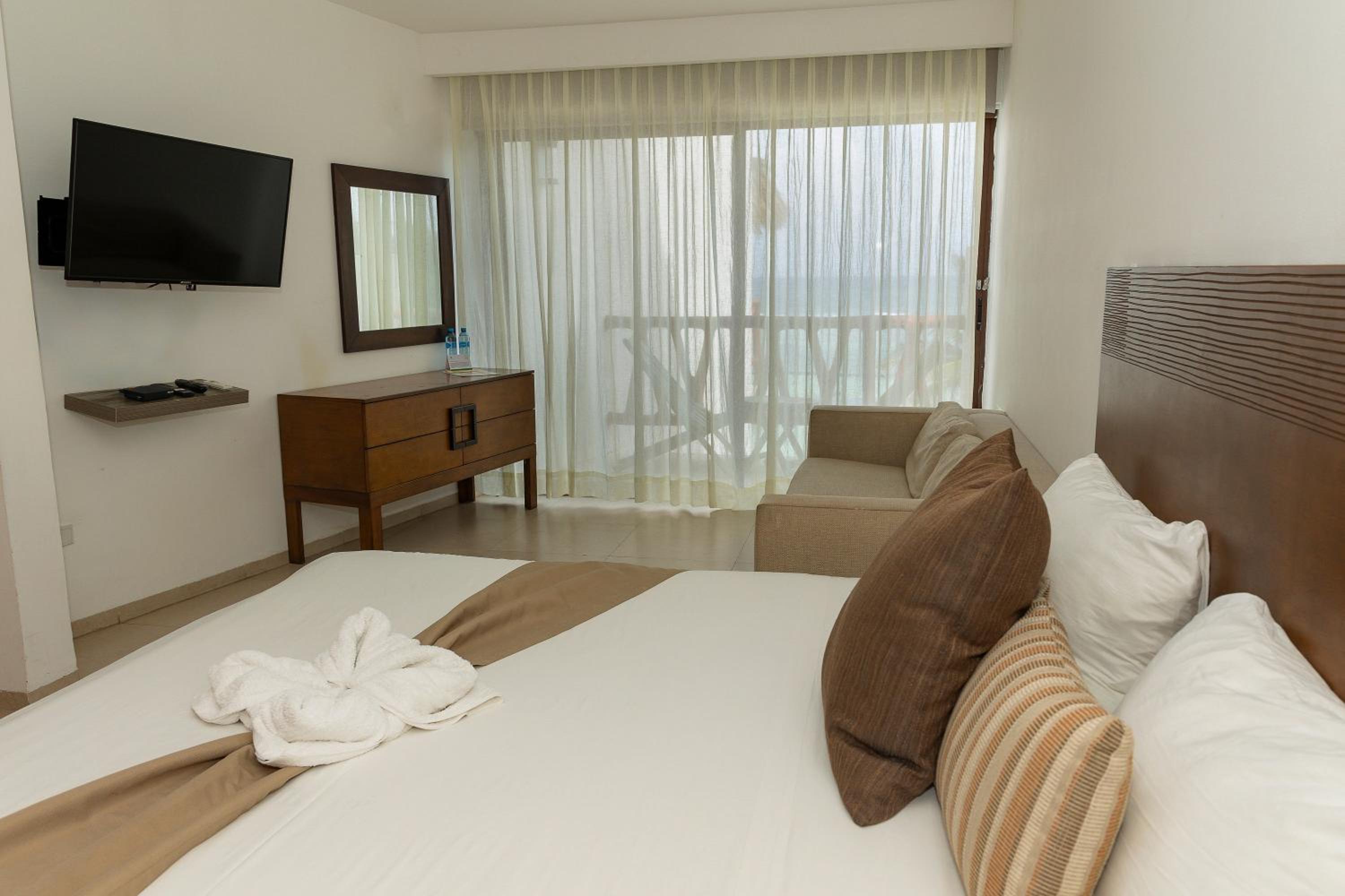 Deluxe Room with Side Sea View - Photo 7