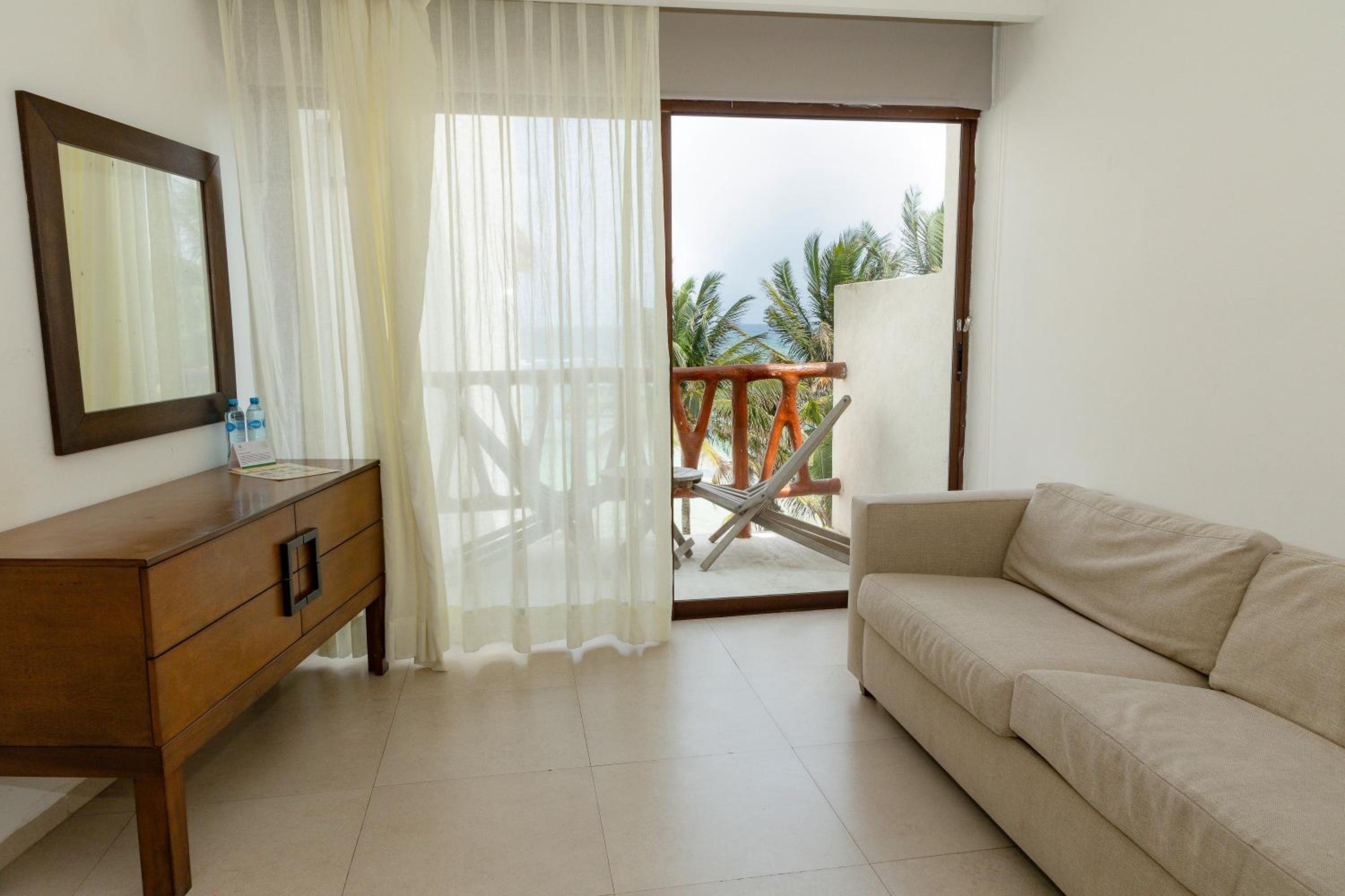 Deluxe Room with Side Sea View - Photo 4